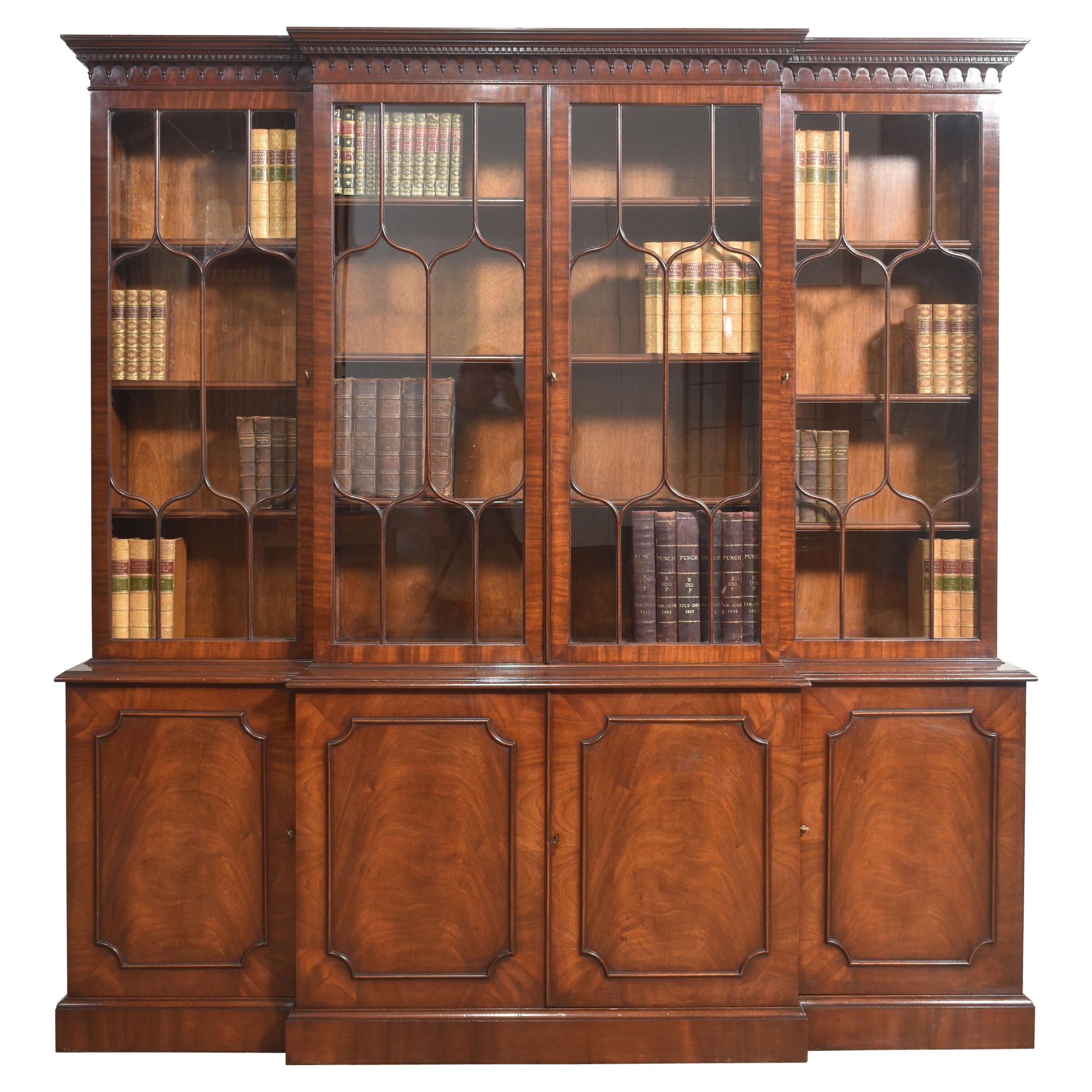Bücherregal im Regency-Revival-Stil aus Mahagoni mit geschwungenen Fronten