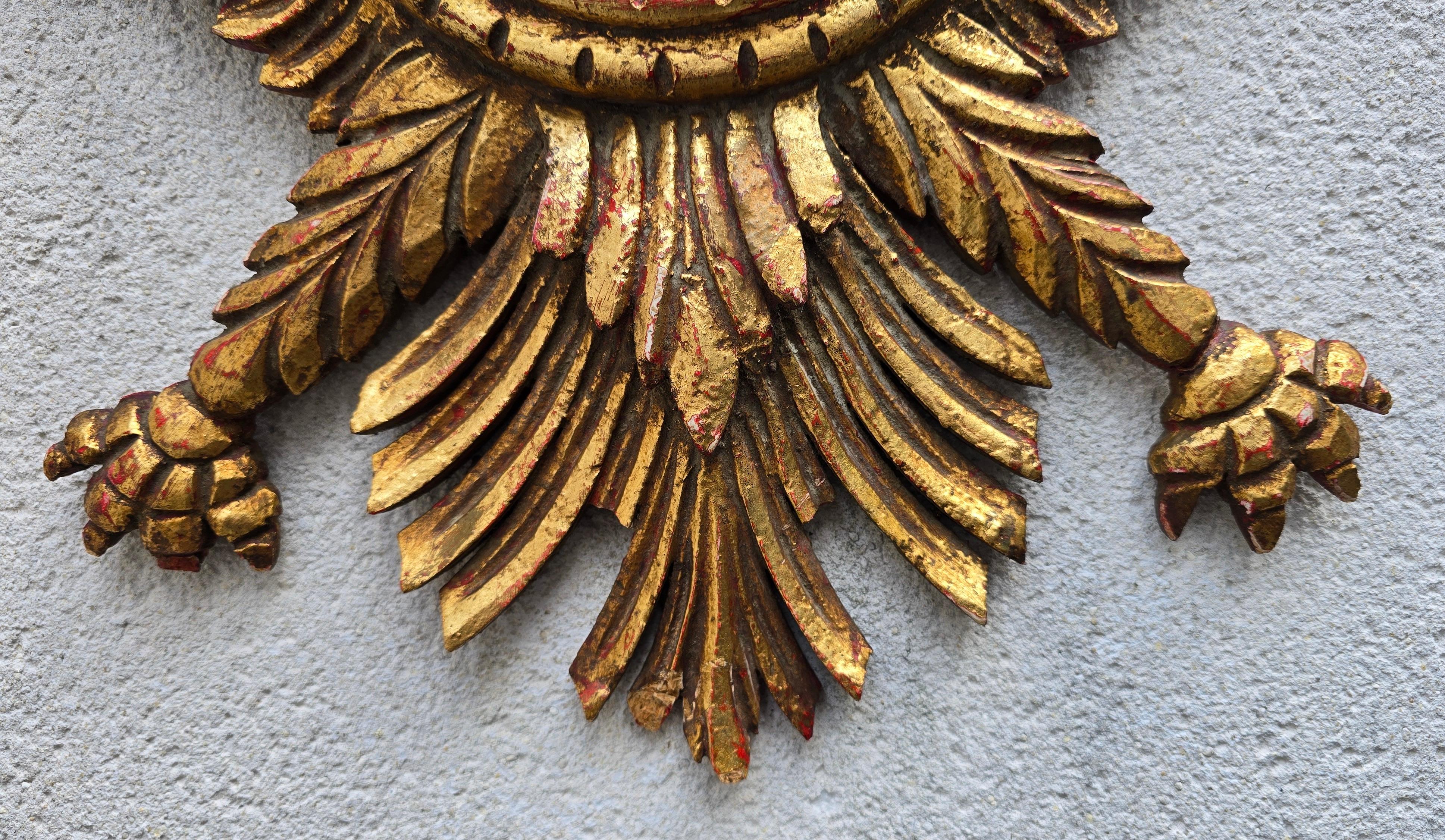 Specchio convesso Aquila in legno dorato Regency Revival, anni '50 in vendita 3