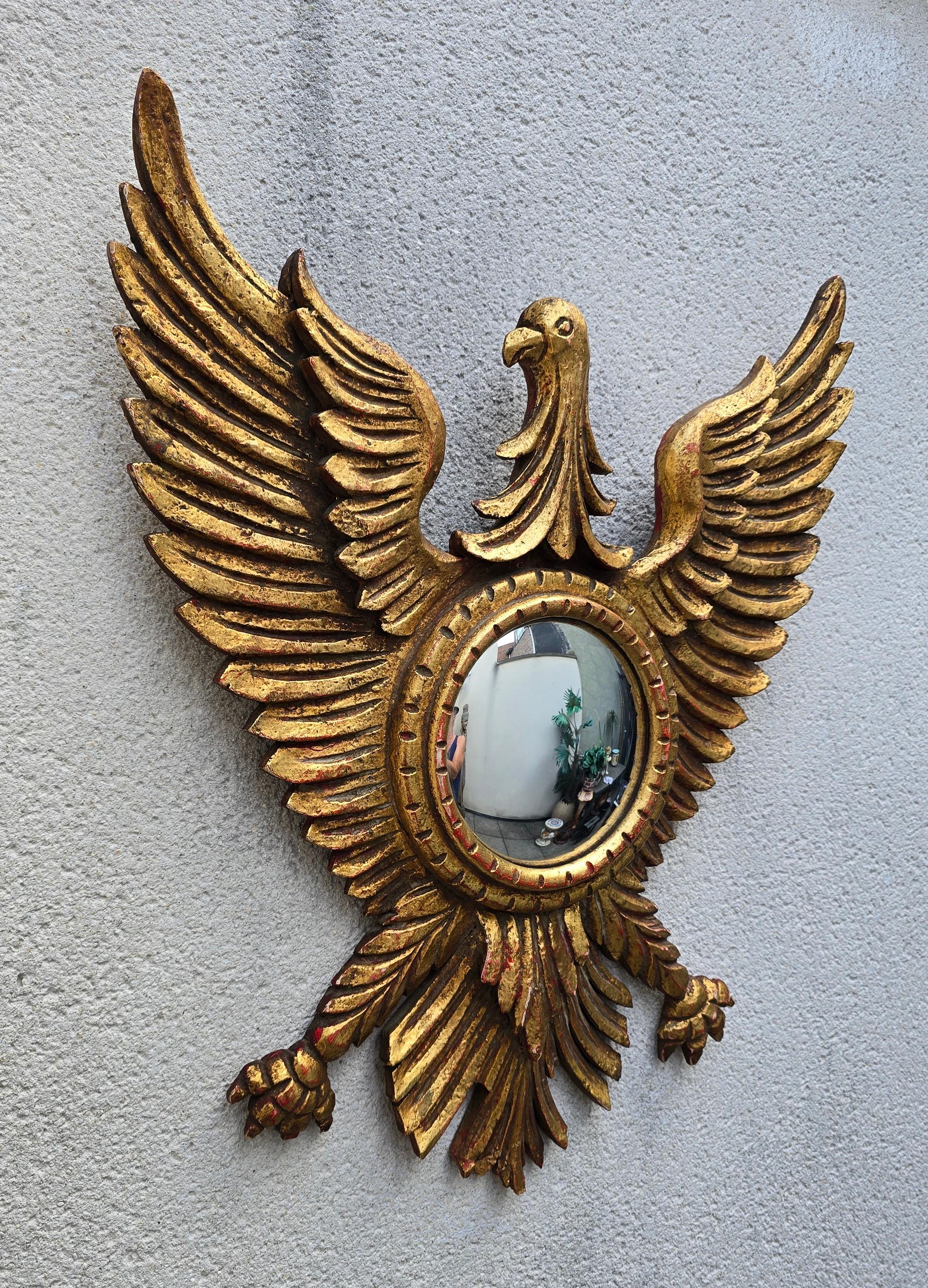 Italiano Specchio convesso Aquila in legno dorato Regency Revival, anni '50 in vendita