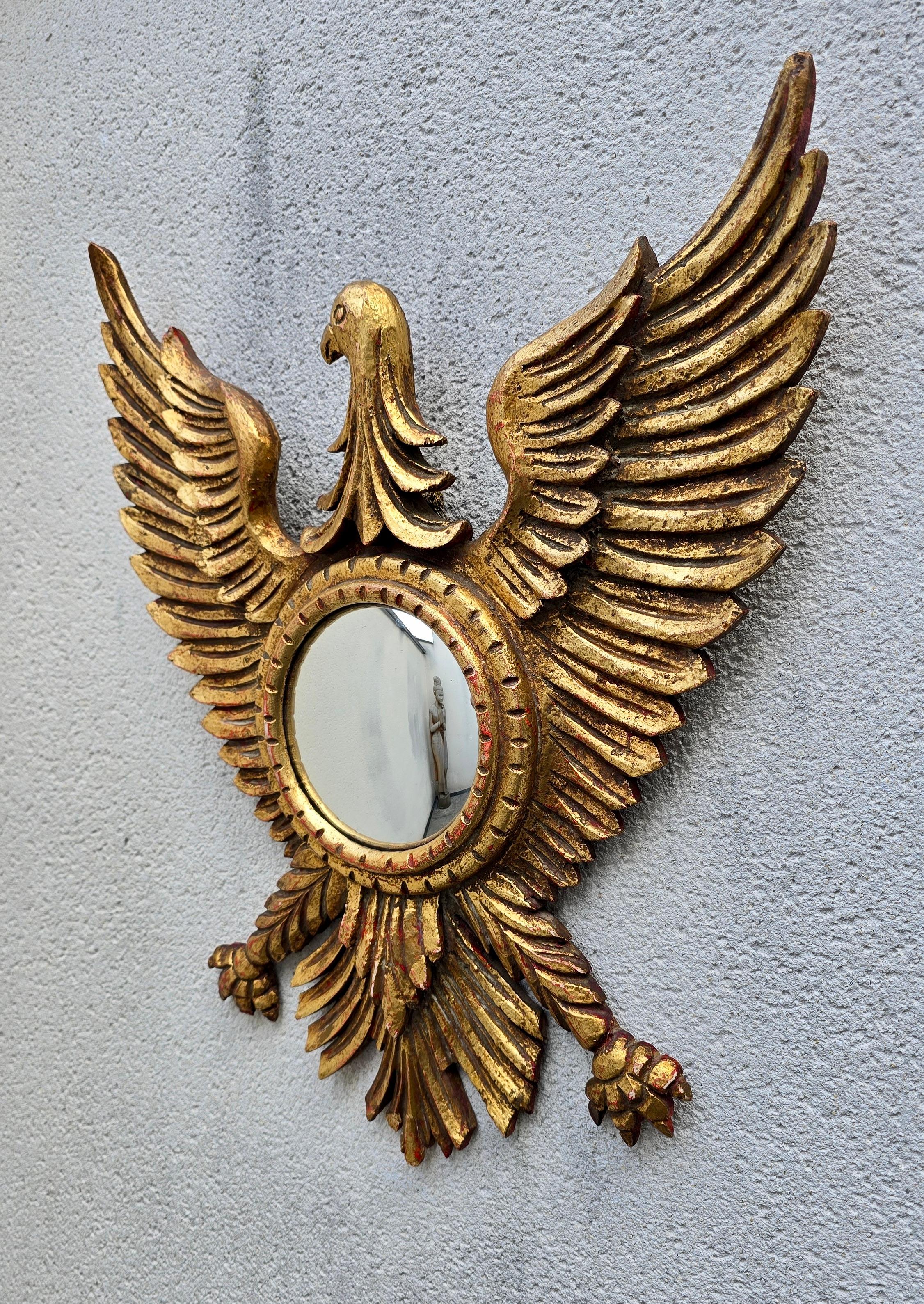 Dorato Specchio convesso Aquila in legno dorato Regency Revival, anni '50 in vendita
