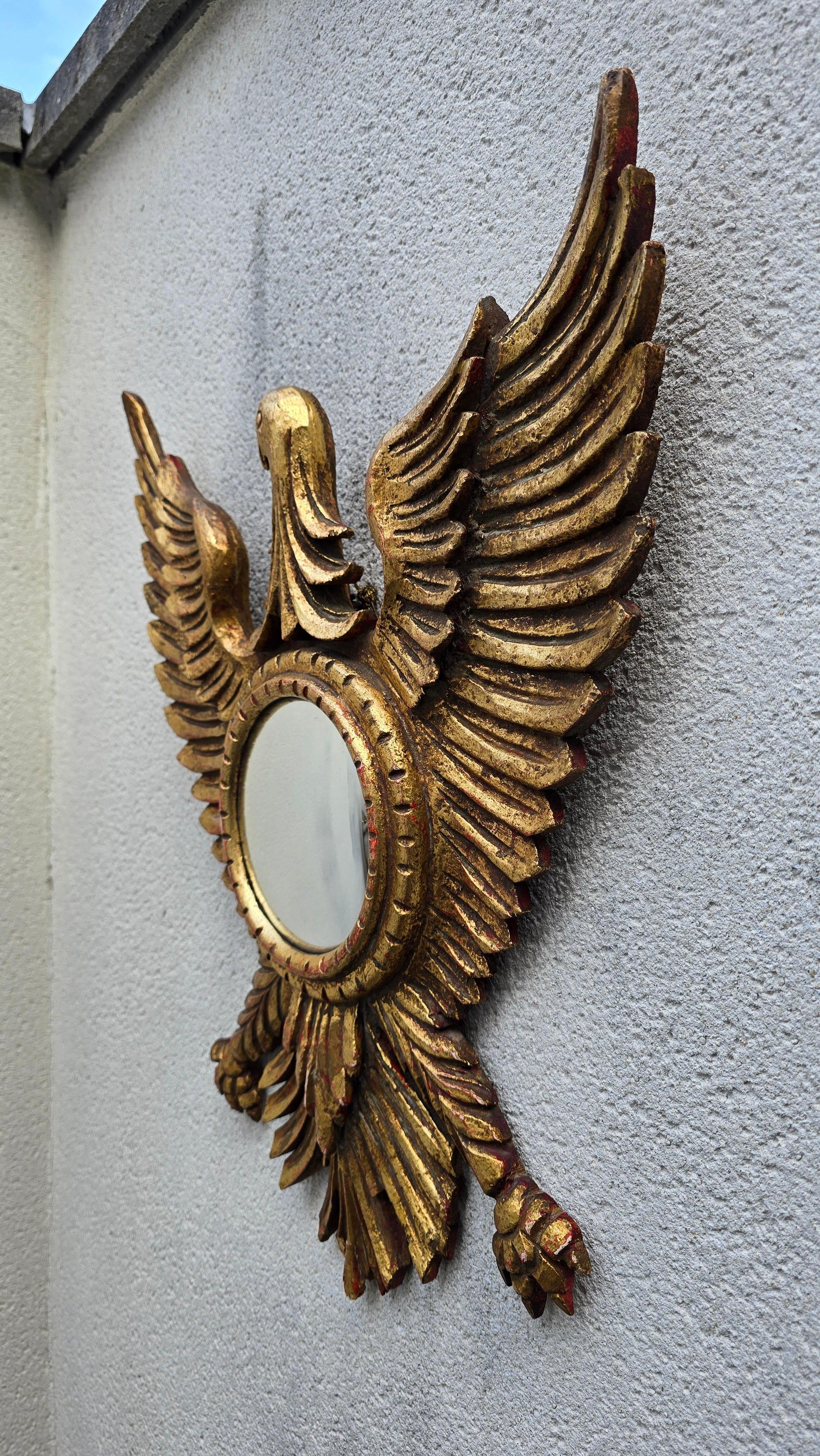 Specchio convesso Aquila in legno dorato Regency Revival, anni '50 In condizioni buone in vendita a Antwerp, BE