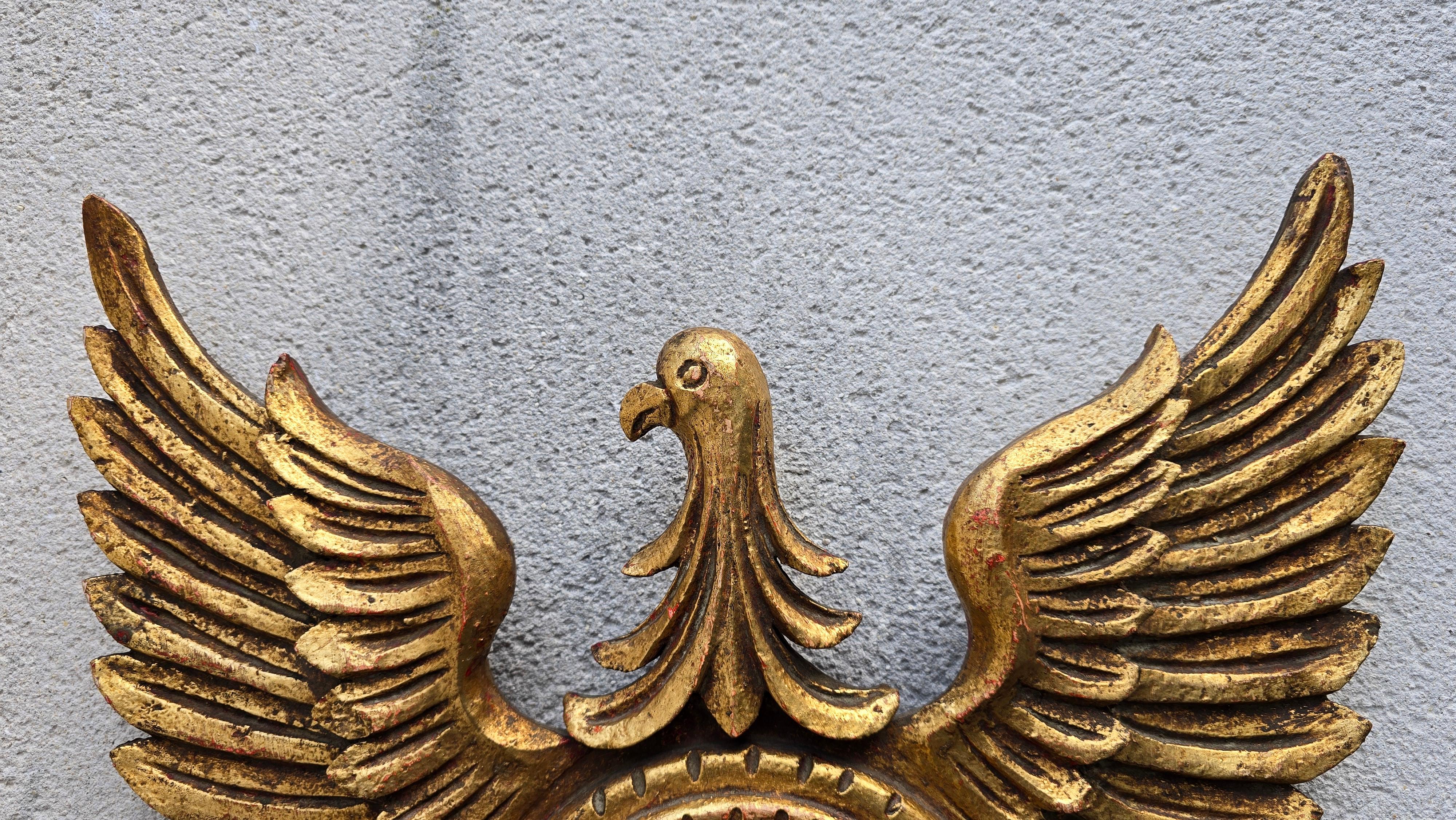 XX secolo Specchio convesso Aquila in legno dorato Regency Revival, anni '50 in vendita
