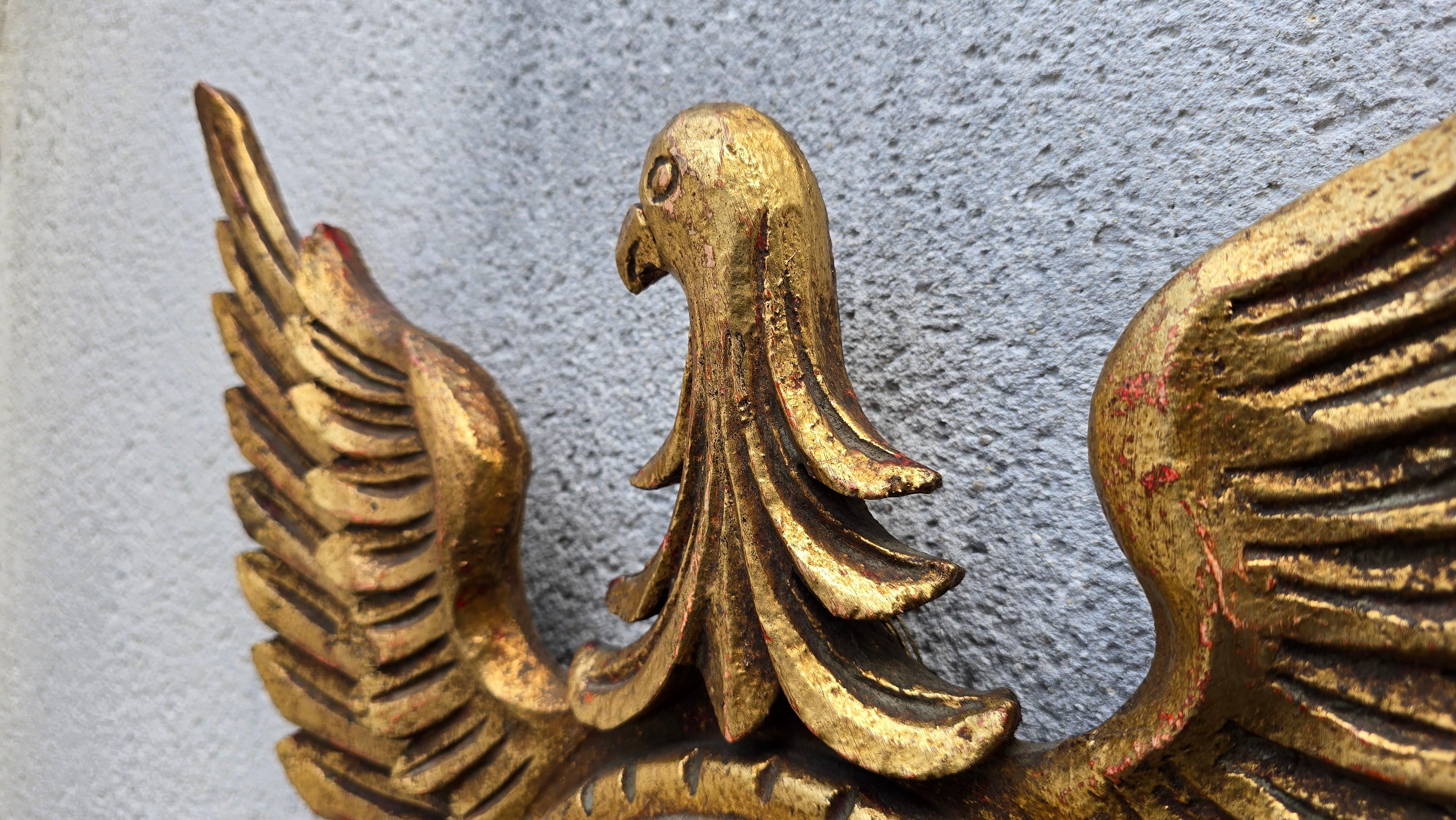 Specchio convesso Aquila in legno dorato Regency Revival, anni '50 in vendita 1