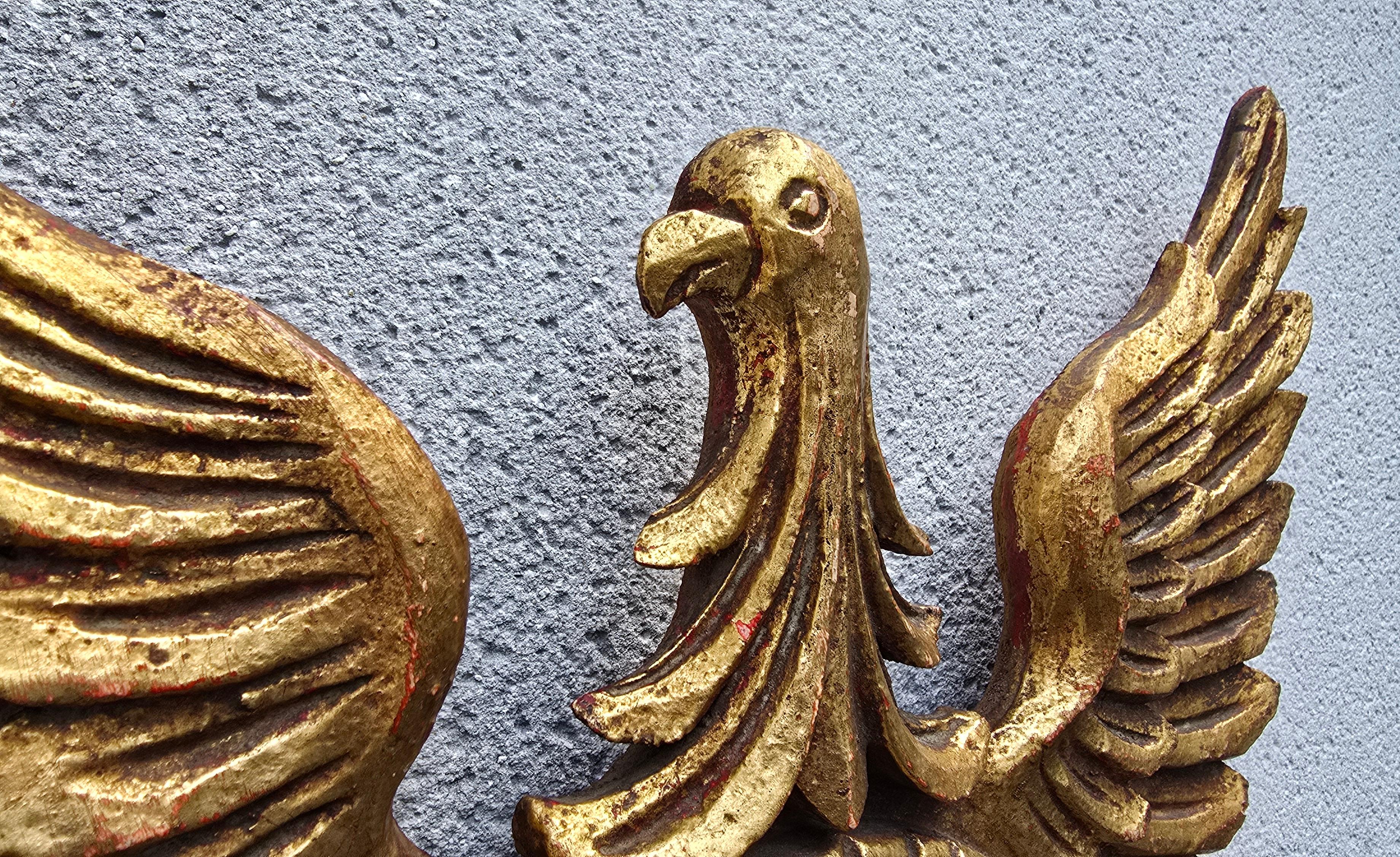 Specchio convesso Aquila in legno dorato Regency Revival, anni '50 in vendita 2