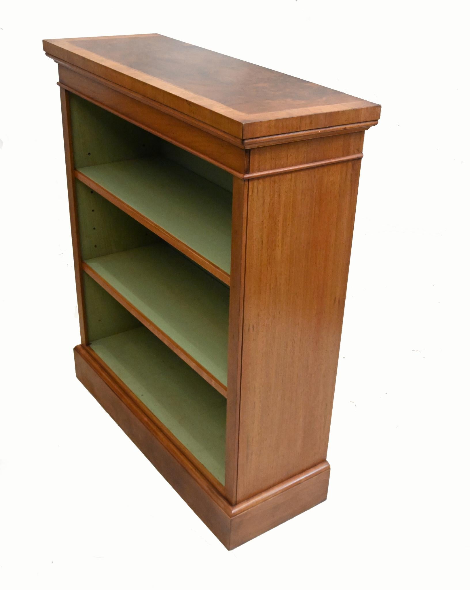 Fine XX secolo Librerie aperte Regency Revival con intarsio in noce in vendita