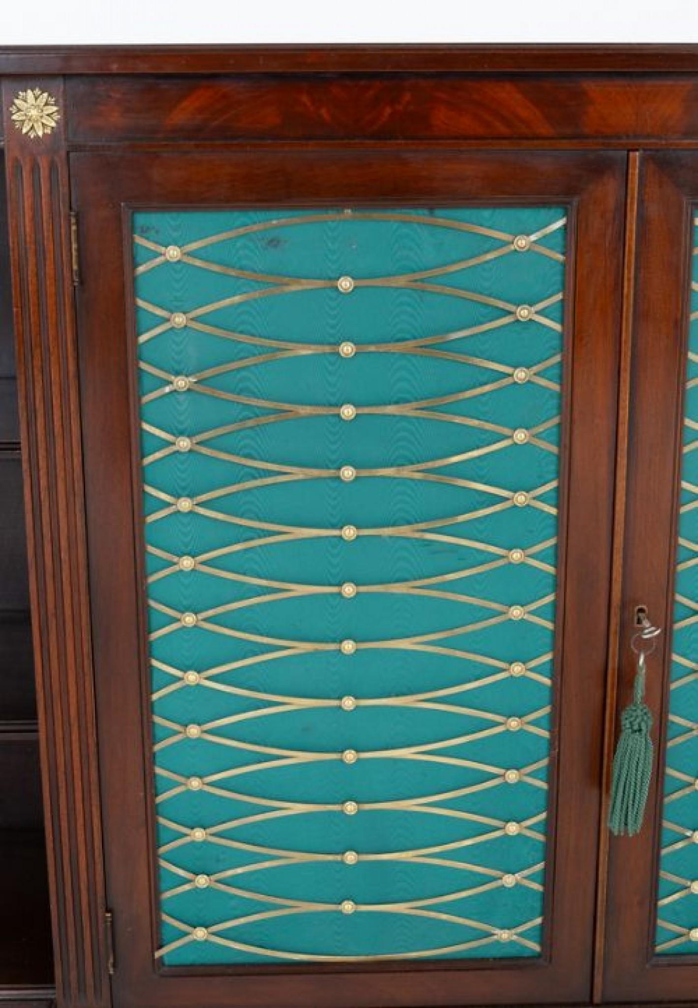 Mobile laterale in stile Regency in mogano.
Questo mobile di qualità è sollevato su una base a plinto.
Circa 1920
Le porte centrali sono dotate di griglie ellittiche in ottone con dietro una Fabrice.
Il mobile è caratterizzato da colonne scanalate