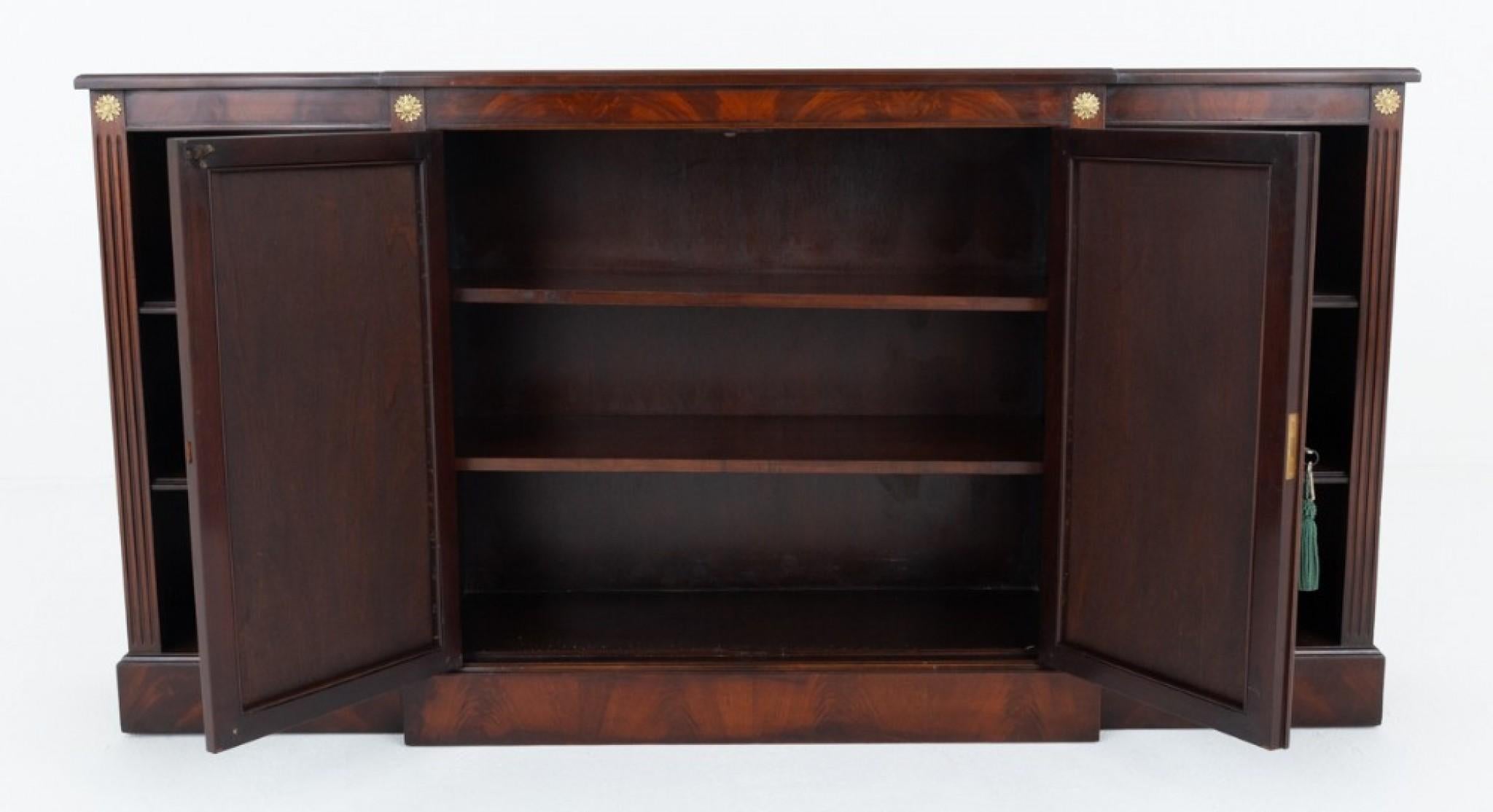 Credenza Regency Revival Armadio Server Mogano Breakfront In condizioni buone in vendita a Potters Bar, GB