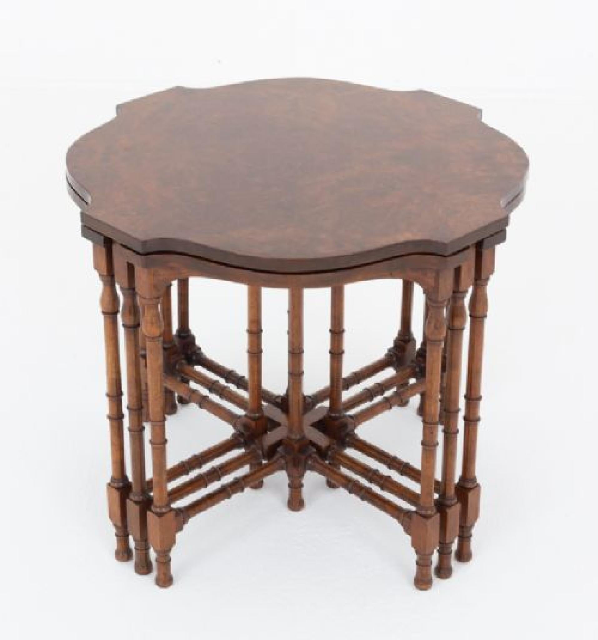 Tables d'appoint Regency Revival Cinq tables d'appoint Noyer en vente 5