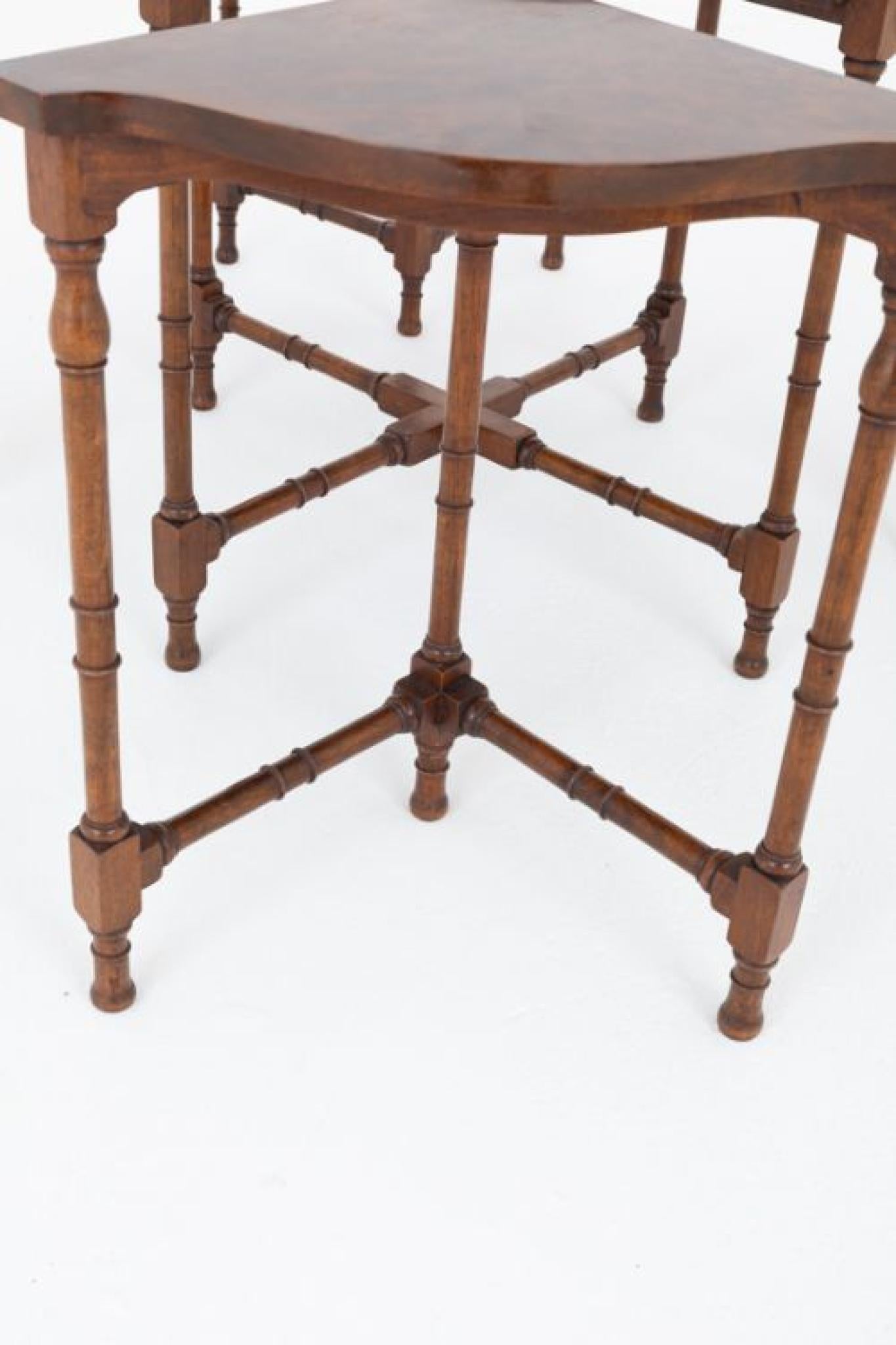 Ensemble de 5 tables en ronce de noyer de style Regency
Circa 1920
Nous expédions partout dans le monde, y compris aux États-Unis. N'hésitez pas à nous contacter pour obtenir un devis d'expédition.
Ces tables de qualité reposent sur des pieds