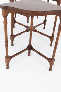 Tables d'appoint Regency Revival Cinq tables d'appoint Noyer