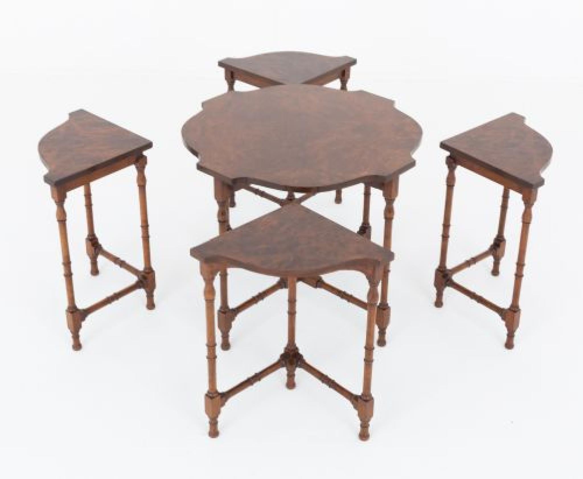 Néo-Régence Tables d'appoint Regency Revival Cinq tables d'appoint Noyer en vente