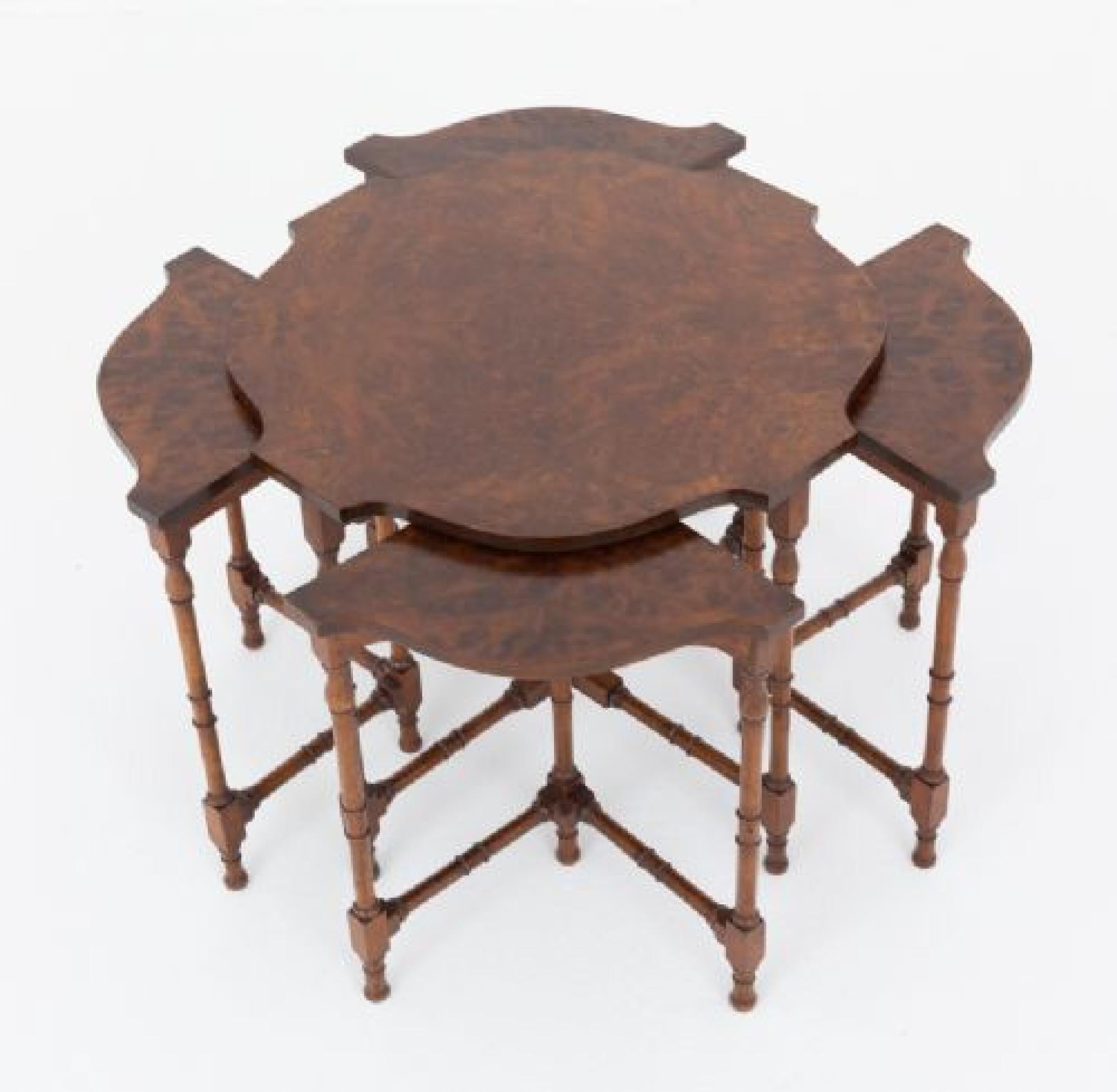 Début du 20ème siècle Tables d'appoint Regency Revival Cinq tables d'appoint Noyer en vente