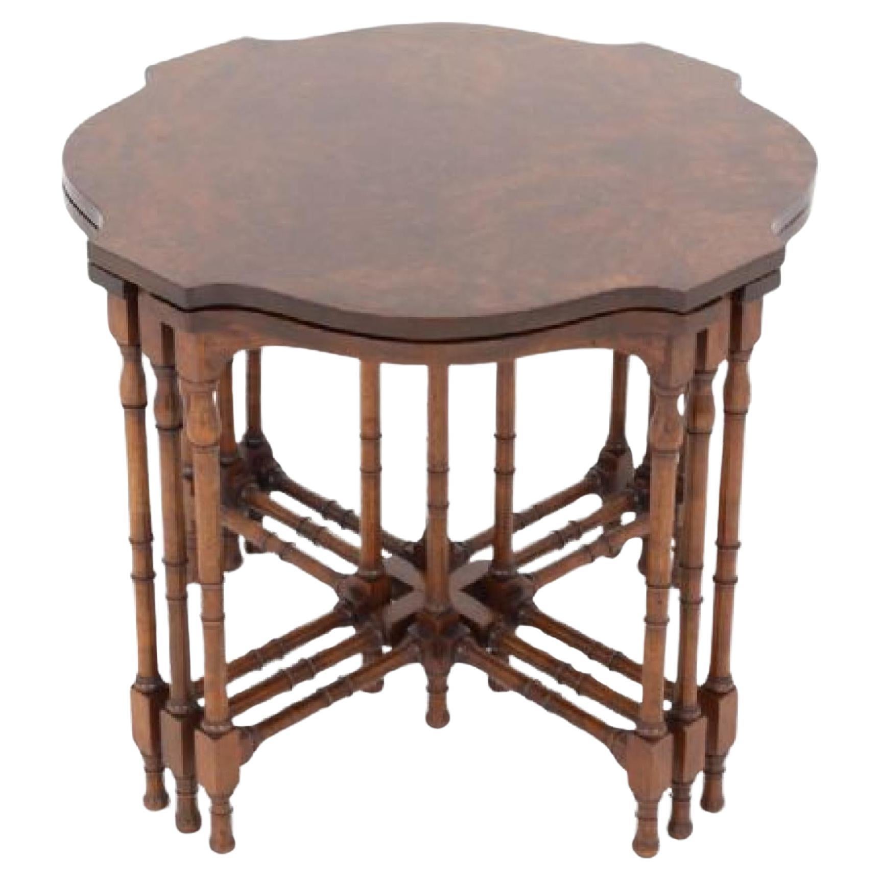 Tables d'appoint Regency Revival Cinq tables d'appoint Noyer en vente