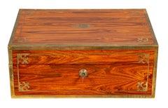 Coffret de campagne de style Régence en palissandre et laiton incrusté