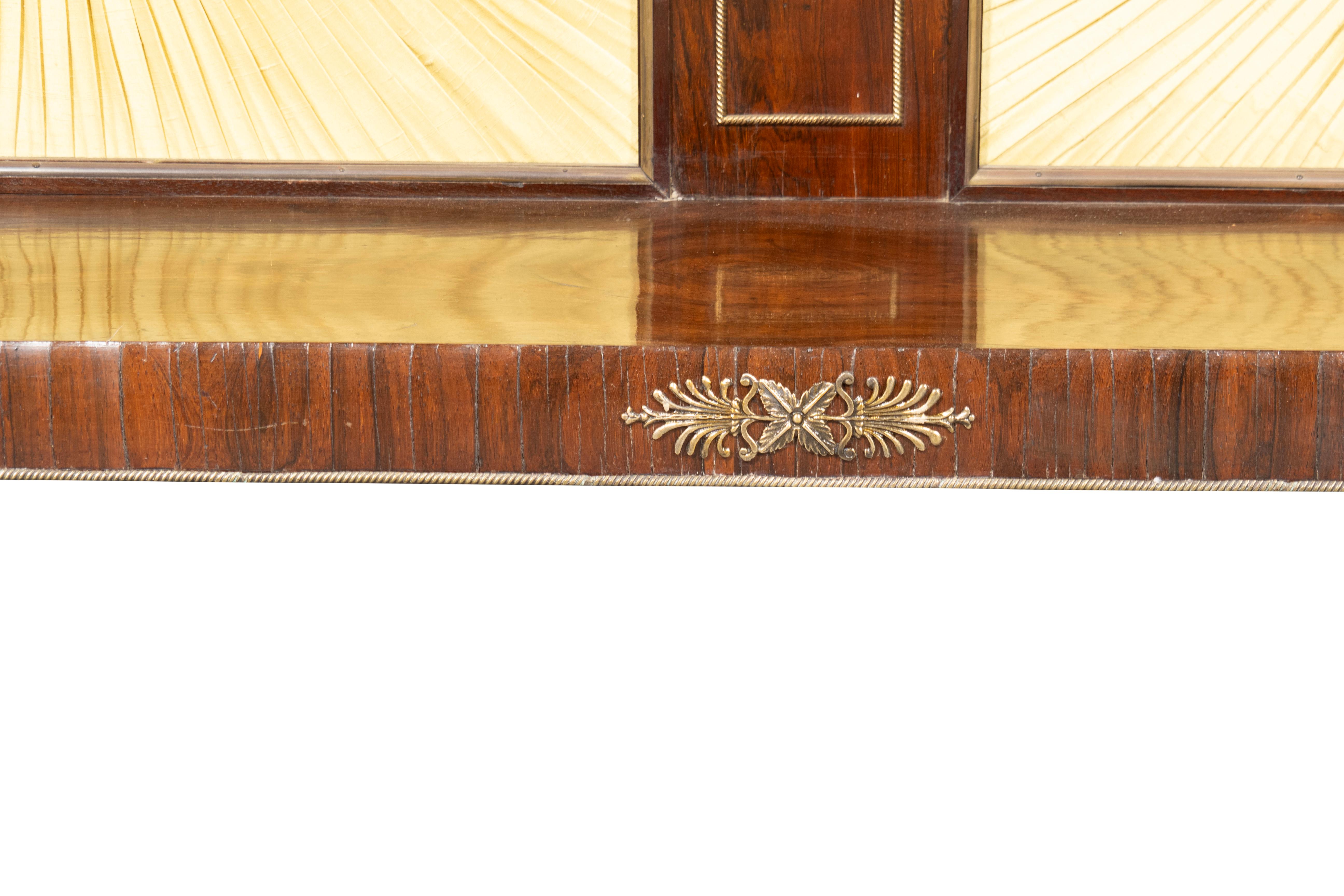 Table console Regency en palissandre et laiton incrusté en vente 2