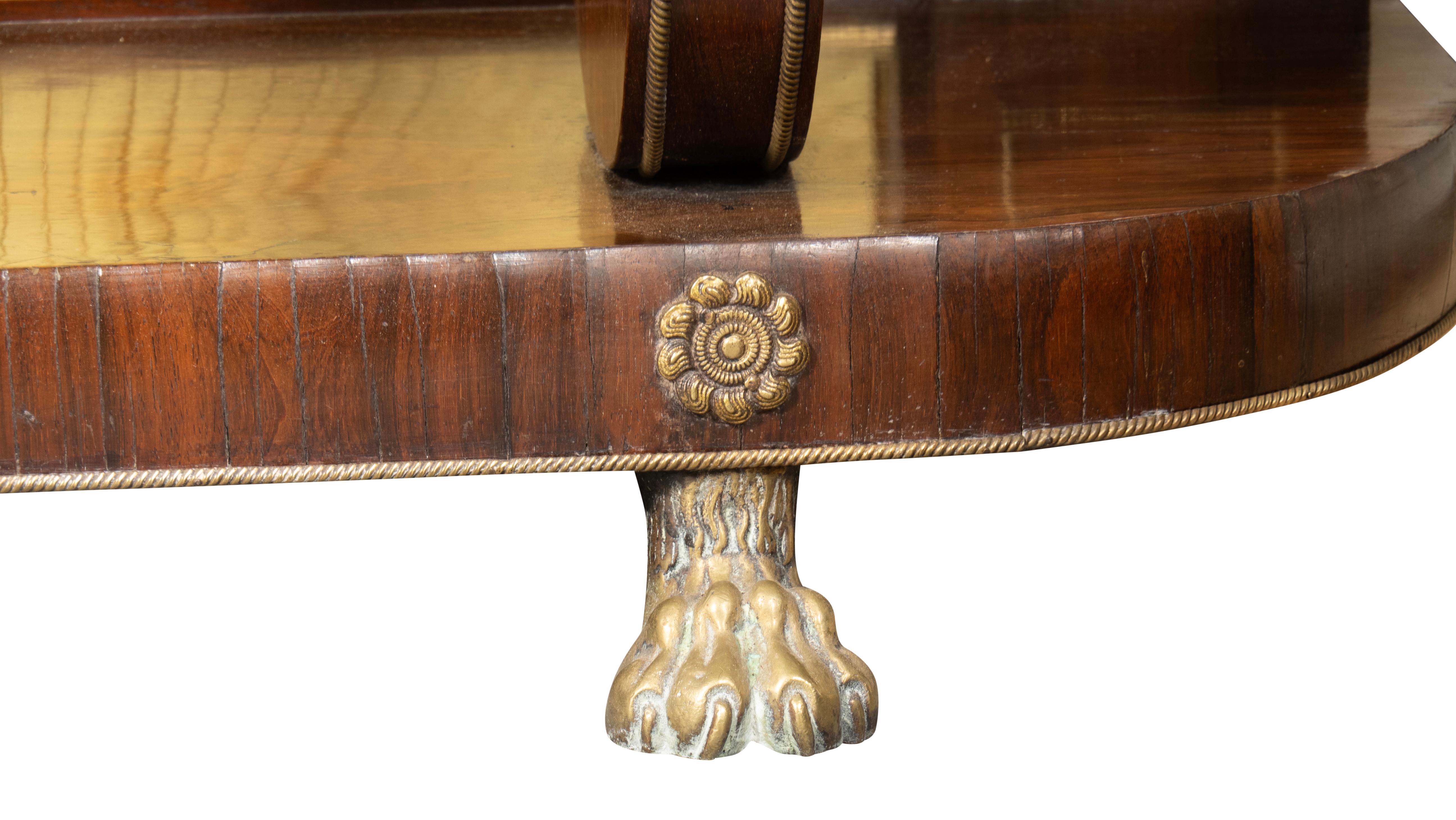 Table console Regency en palissandre et laiton incrusté en vente 3
