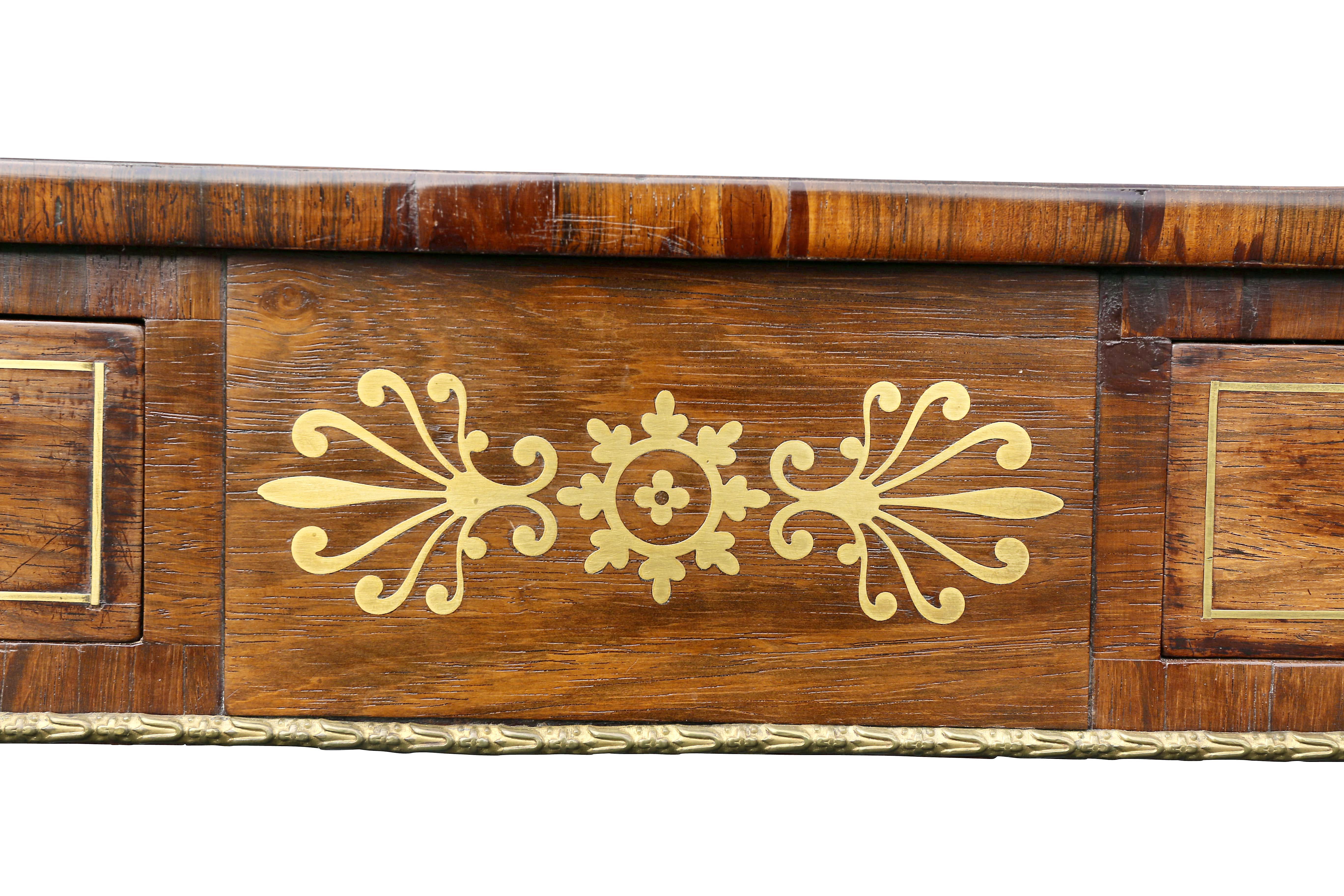 Schreibtisch aus Rosenholz und Messing mit Intarsien im Regency-Stil (19. Jahrhundert) im Angebot