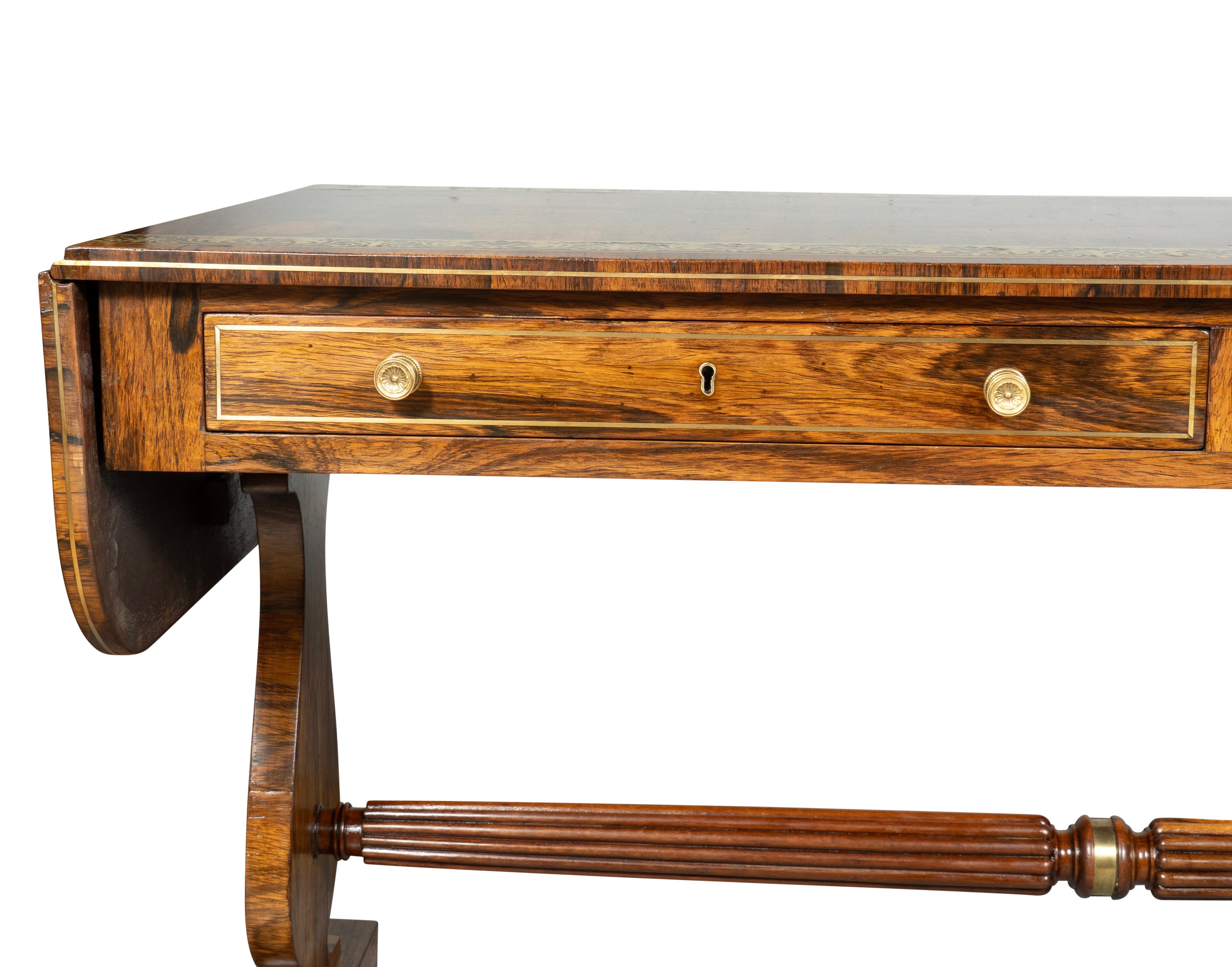 Table de canapé Regency en bois de rose et laiton en vente 4