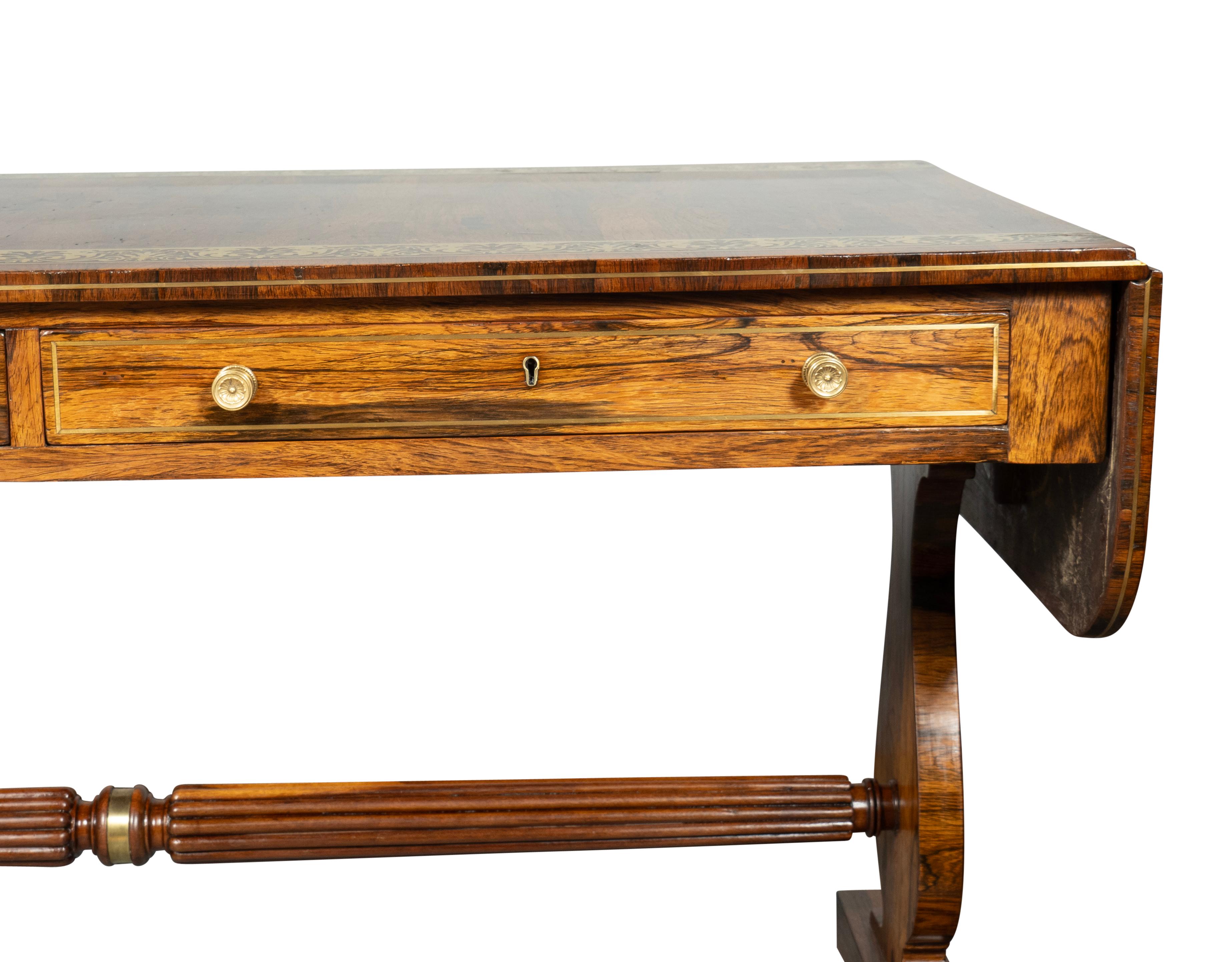Table de canapé Regency en bois de rose et laiton en vente 5