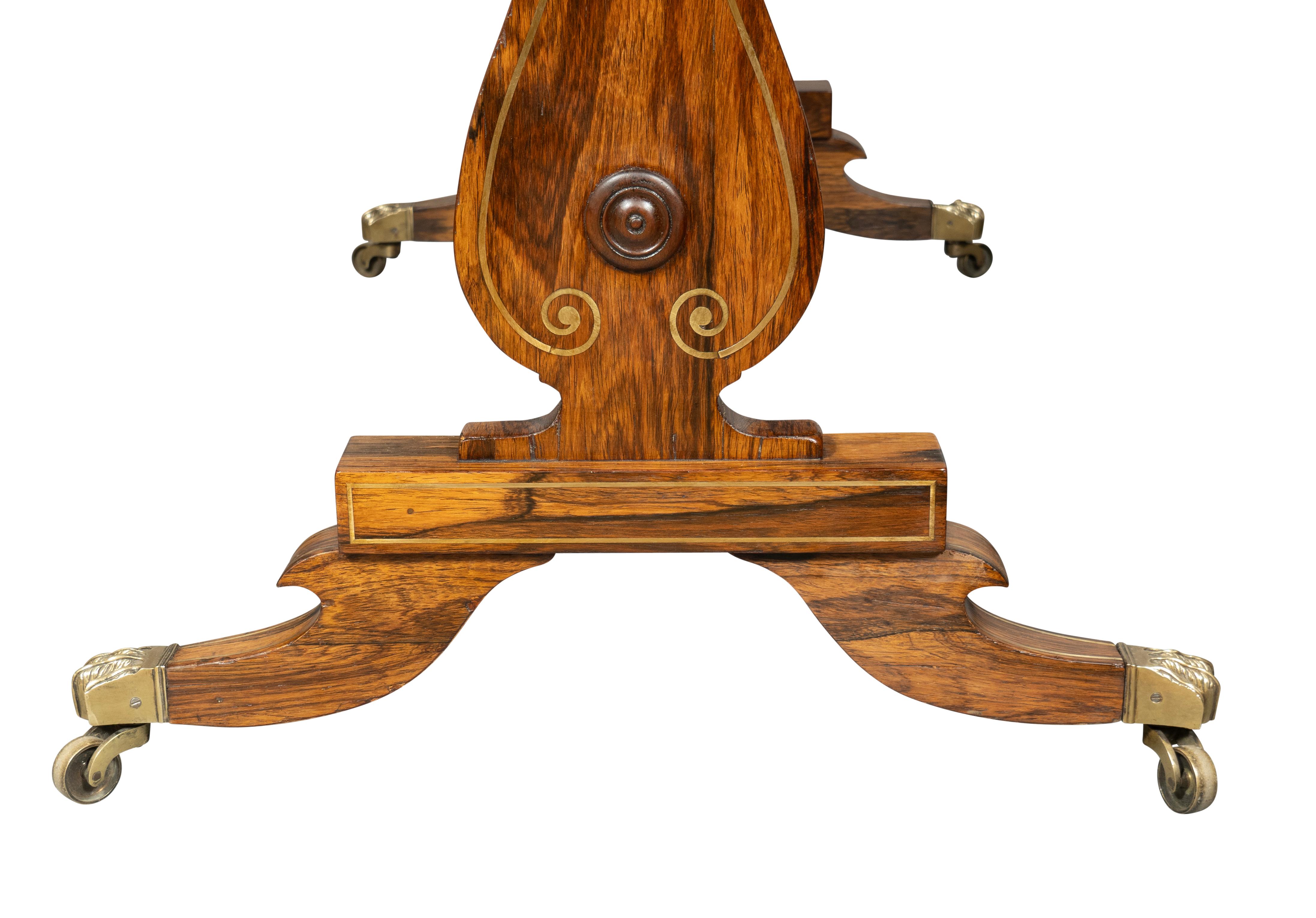 Table de canapé Regency en bois de rose et laiton en vente 8