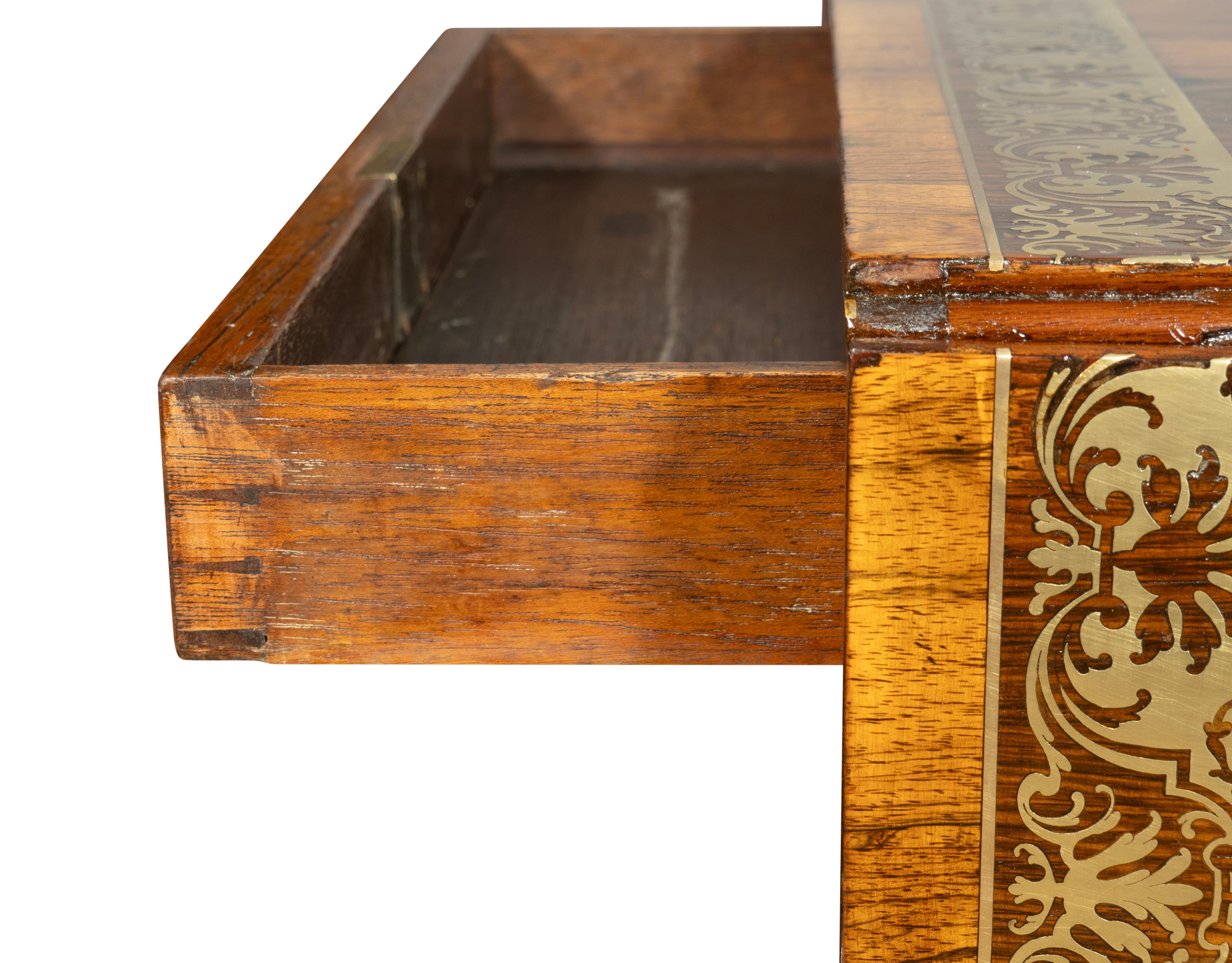 Table de canapé Regency en bois de rose et laiton en vente 11