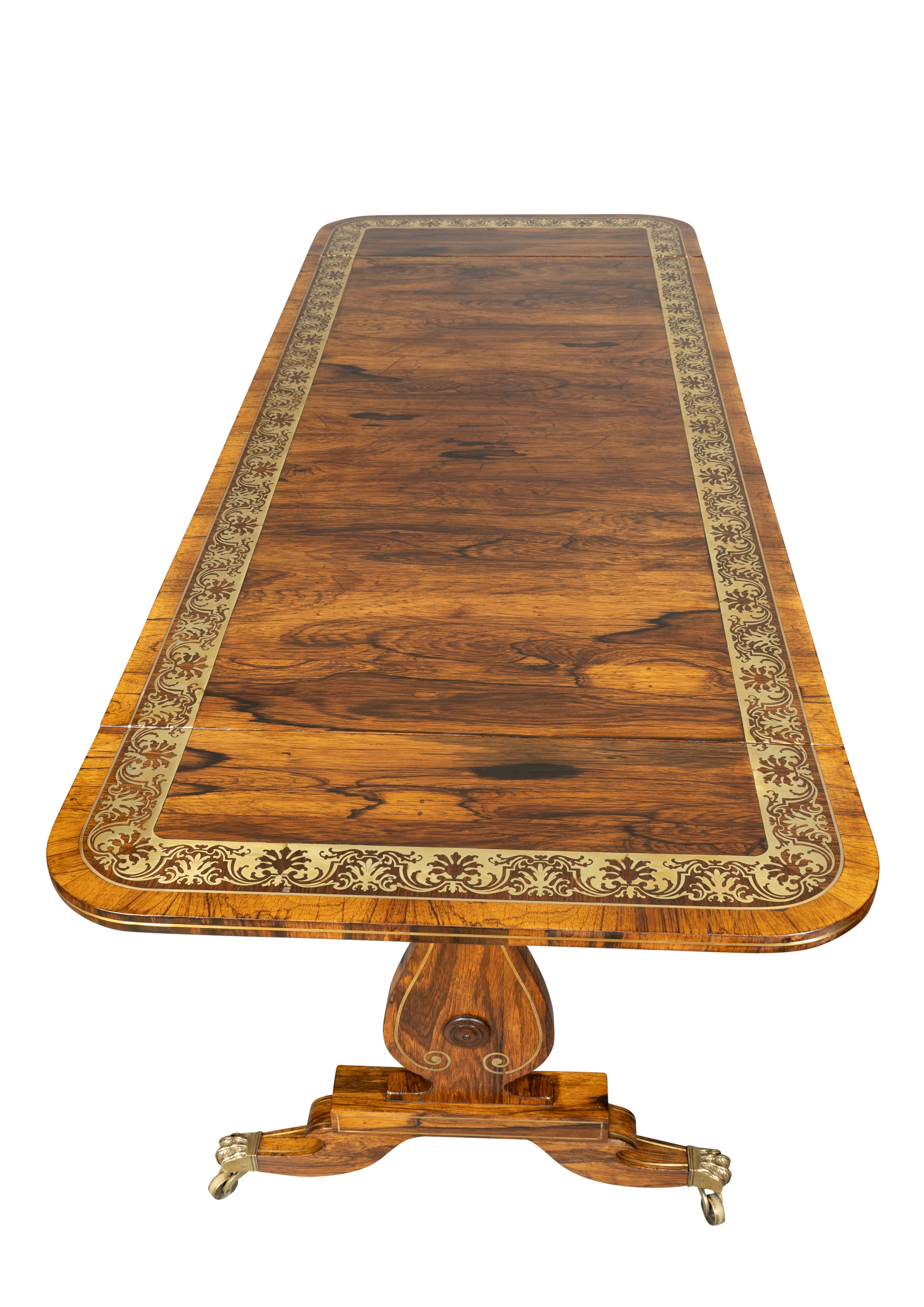 Table de canapé Regency en bois de rose et laiton en vente 13