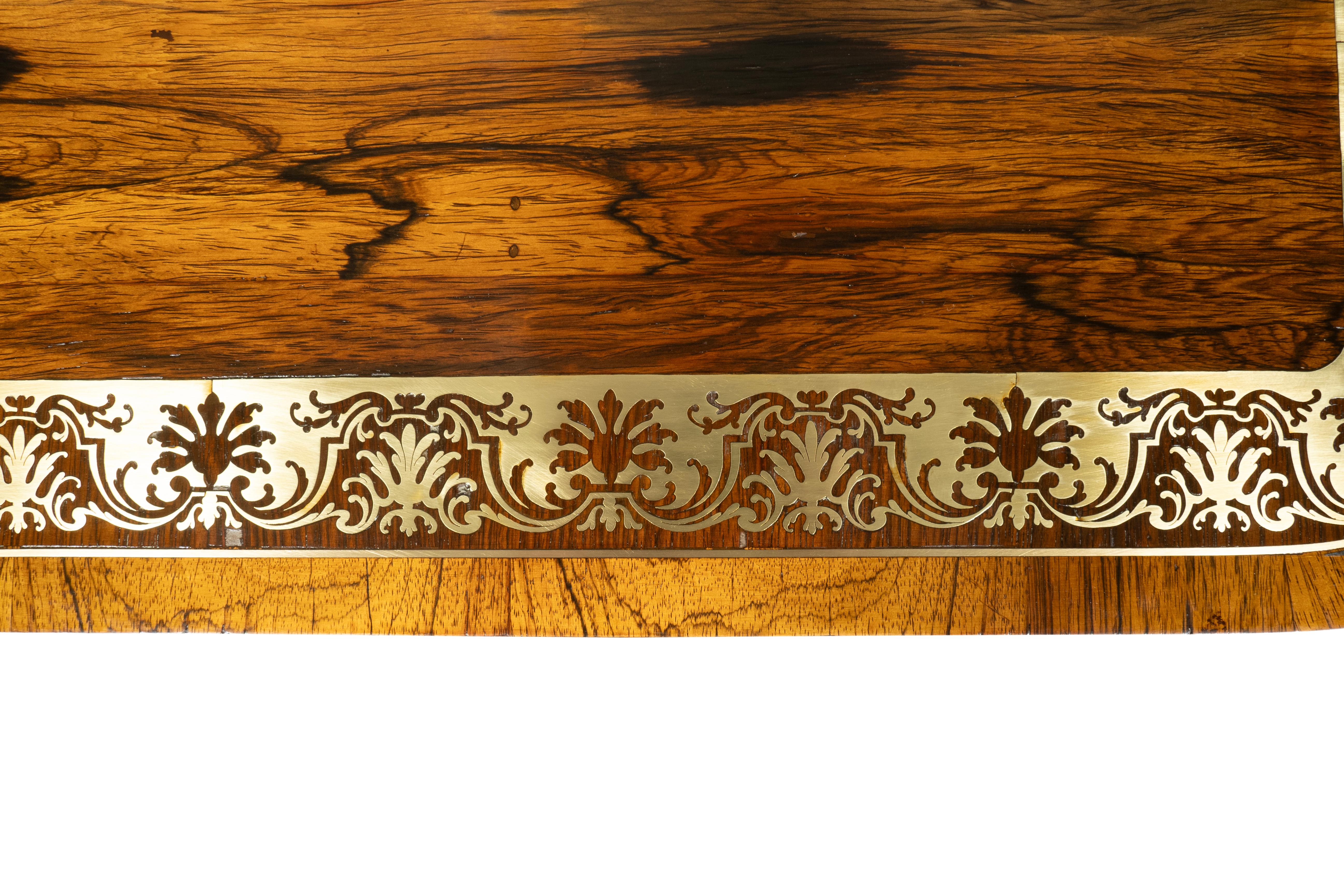 Table de canapé Regency en bois de rose et laiton en vente 14