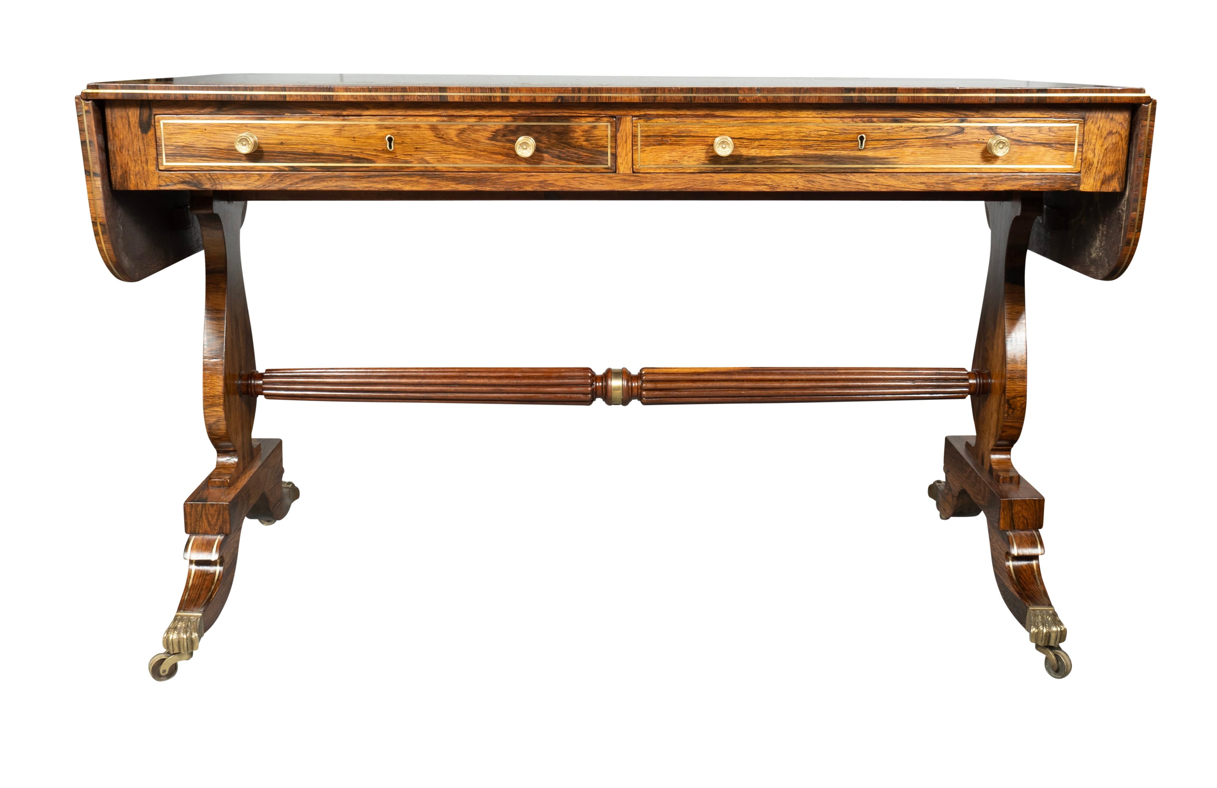 Anglais Table de canapé Regency en bois de rose et laiton en vente