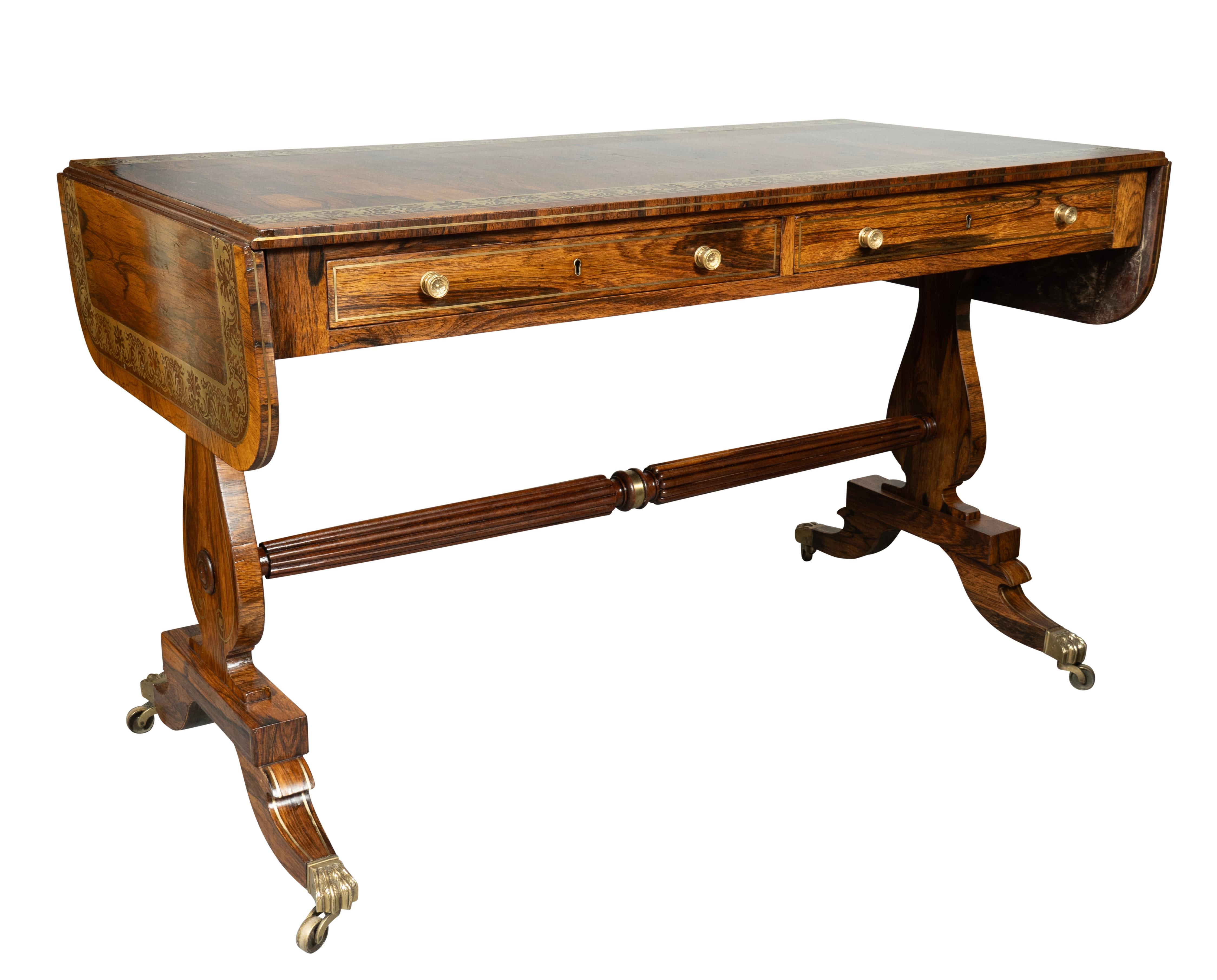 XIXe siècle Table de canapé Regency en bois de rose et laiton en vente