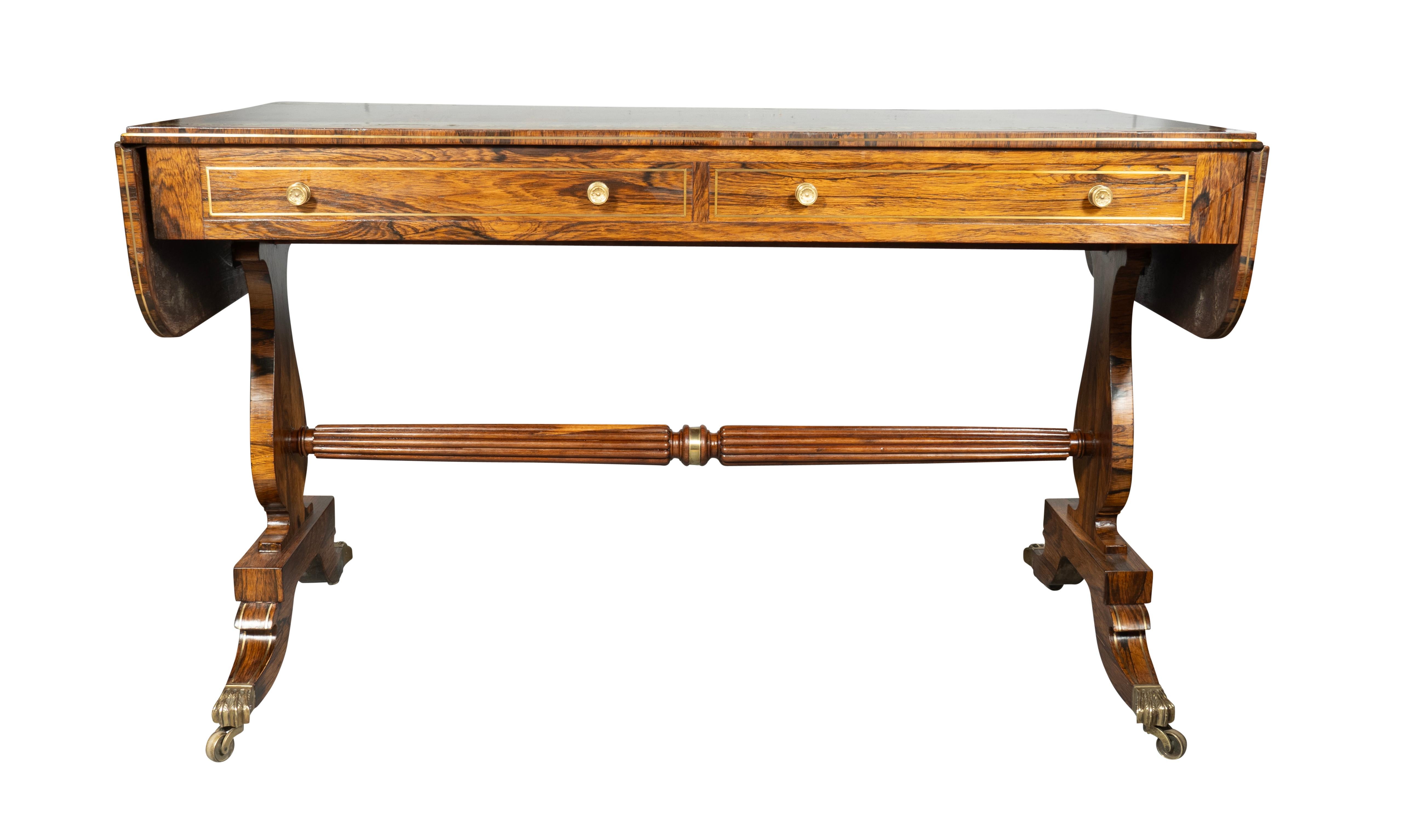 Table de canapé Regency en bois de rose et laiton en vente 1