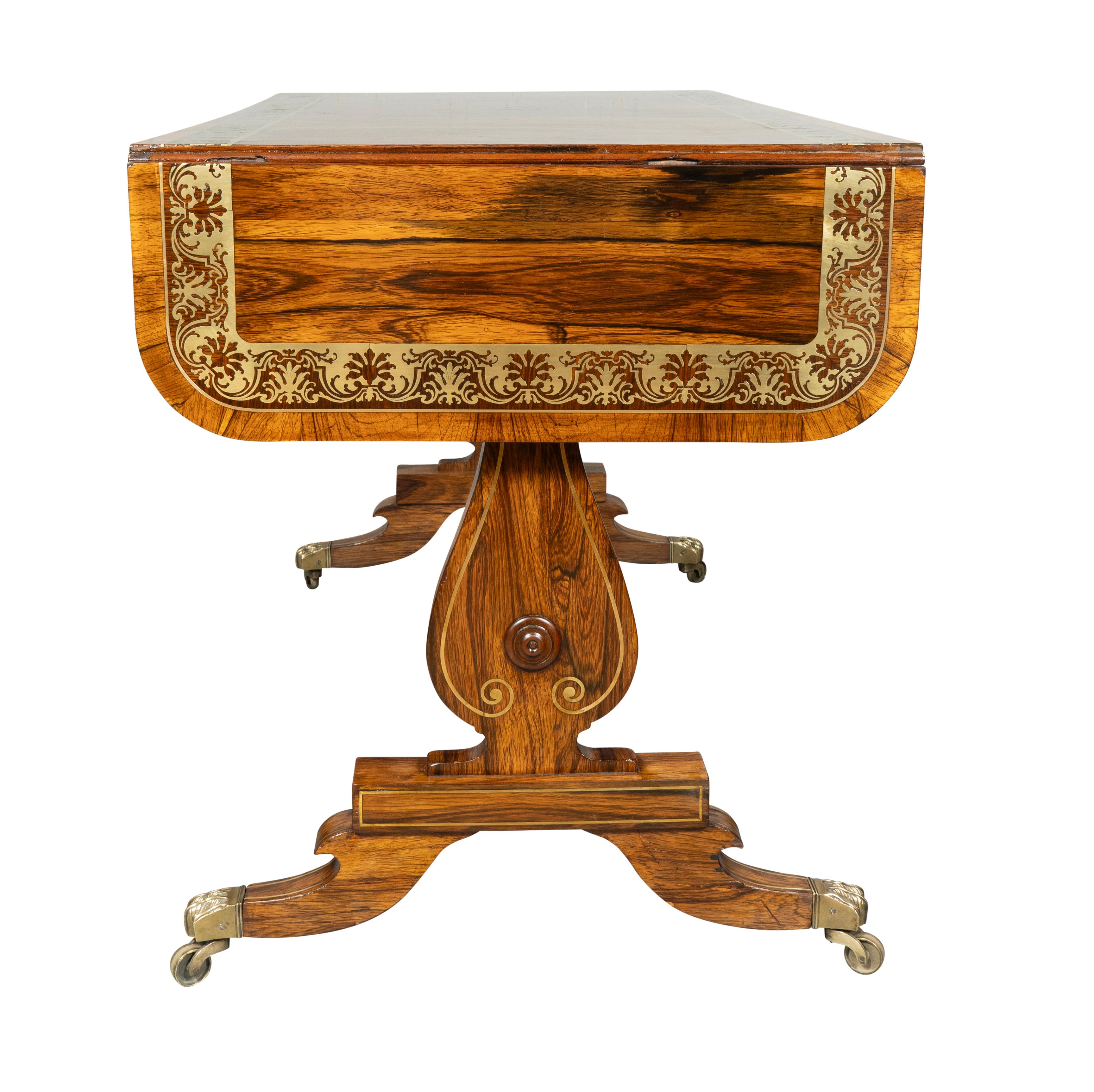 Table de canapé Regency en bois de rose et laiton en vente 2