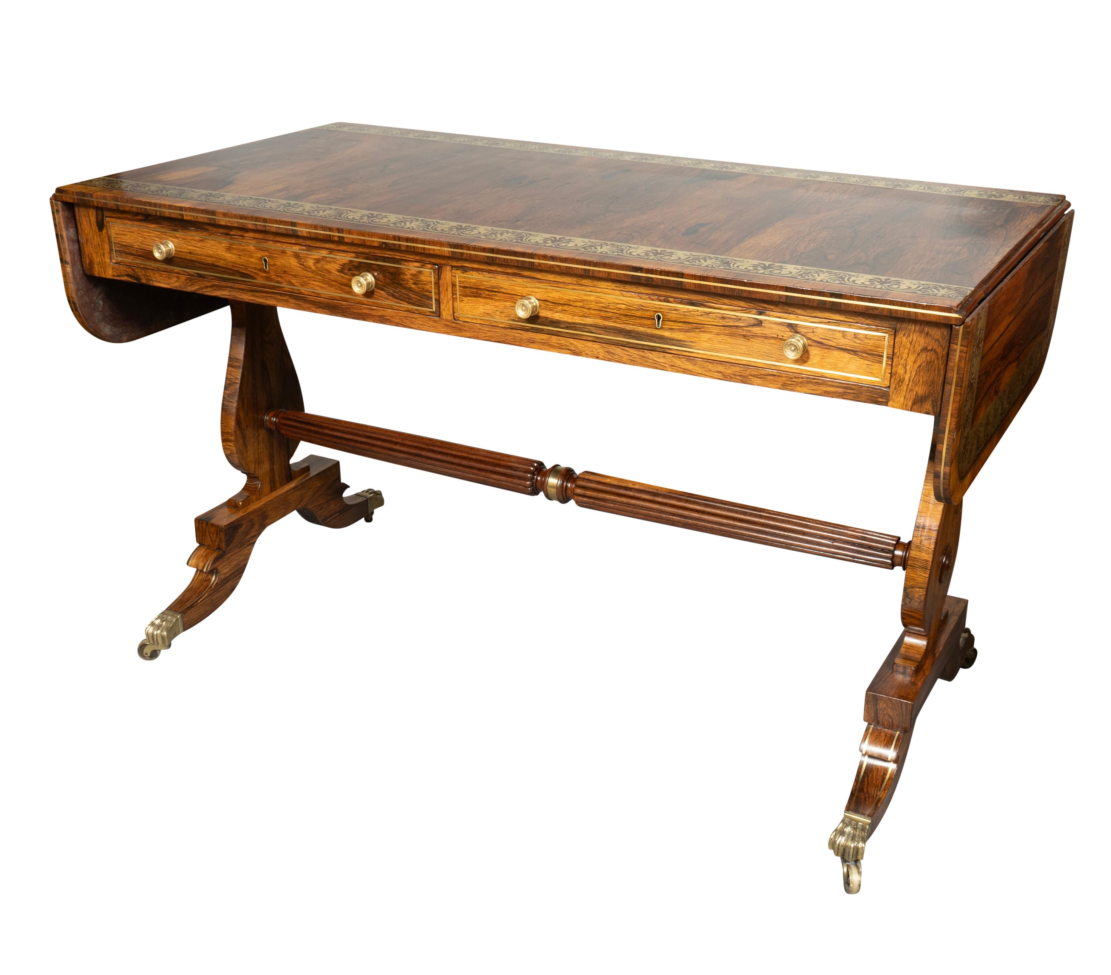 Table de canapé Regency en bois de rose et laiton en vente 3