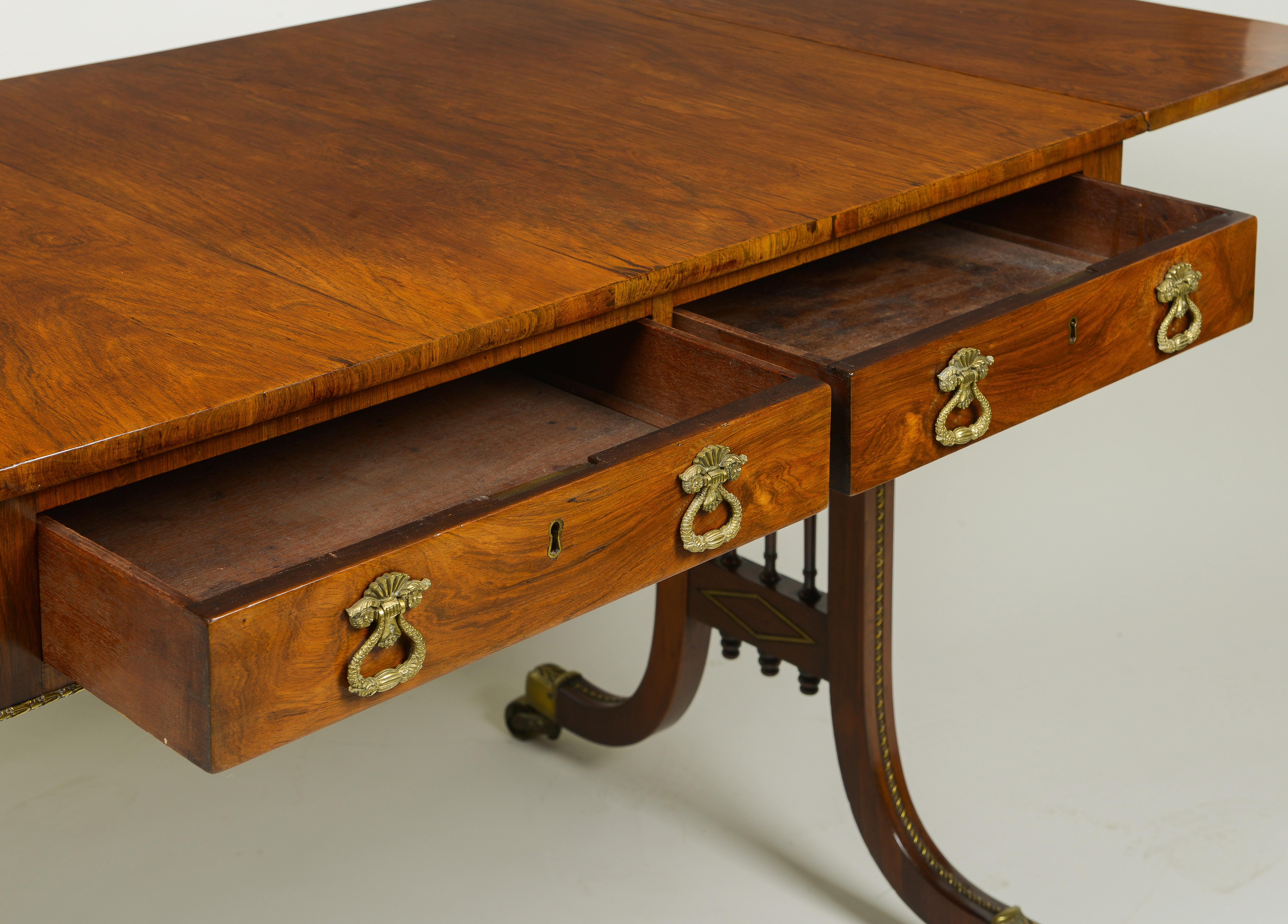 Début du XIXe siècle Table de canapé en palissandre et métal doré de style Régence en vente