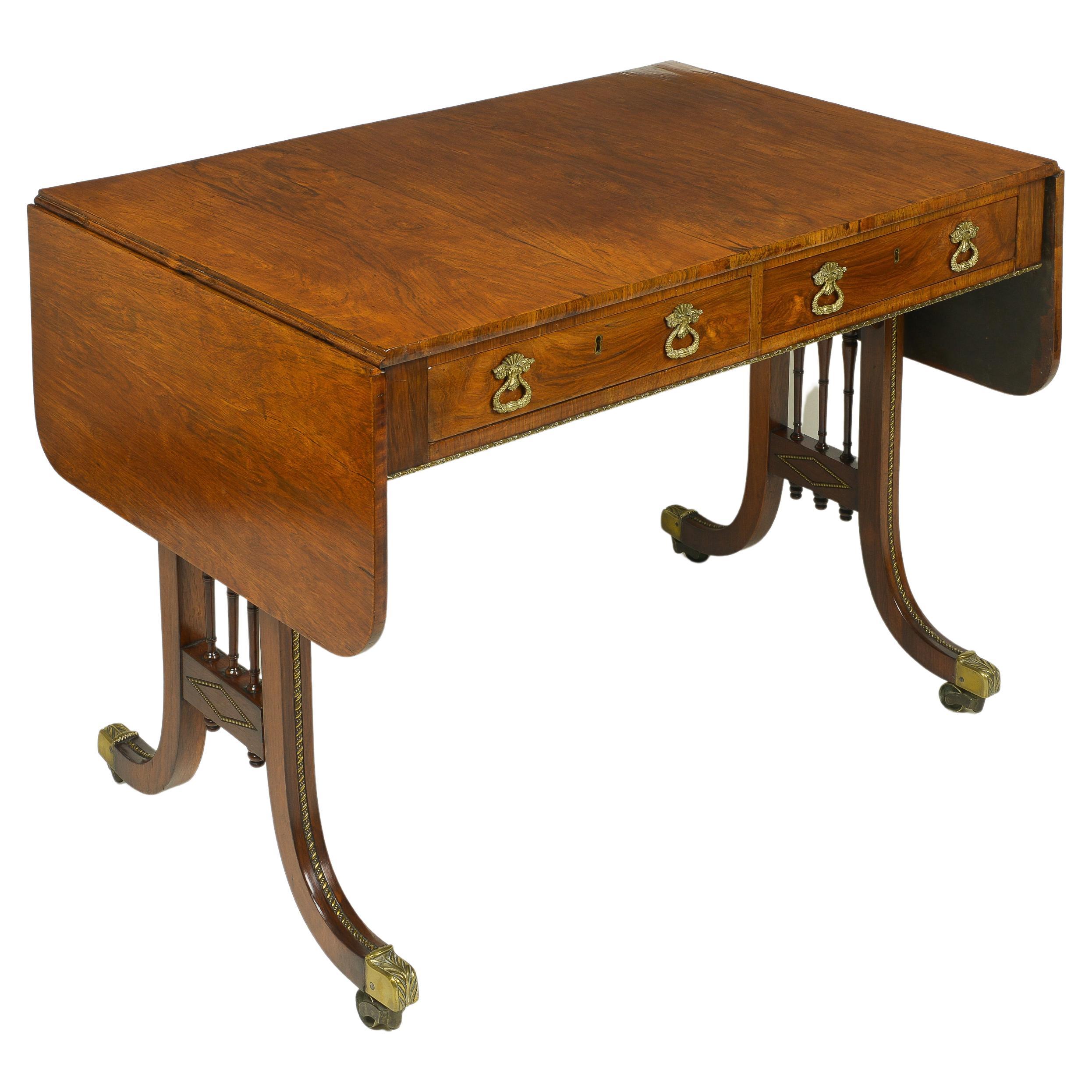 Table de canapé en palissandre et métal doré de style Régence en vente