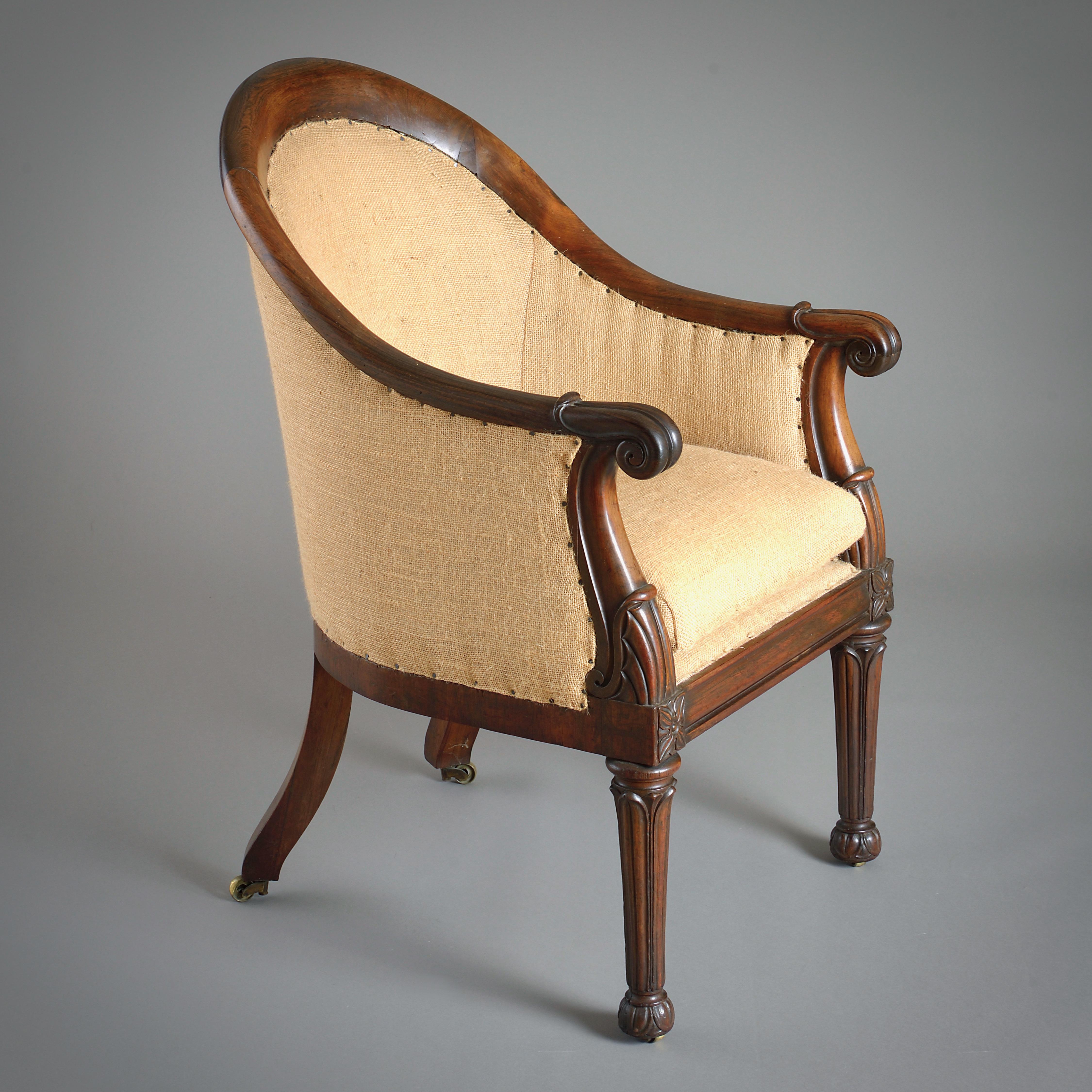 EINE SCHÖNE BERGÈRE AUS ROSENHOLZ, UM 1820.

Mit verschnörkelten Armen und geschnitzten Beinen mit Lotusblättern. Original verdeckte Messingrollen.