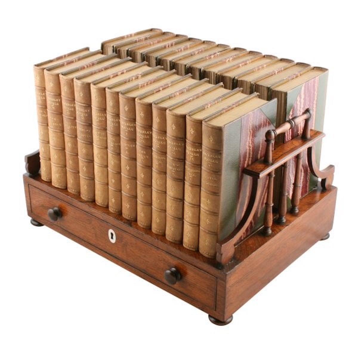 Regency-Buchständer aus Palisanderholz

Ein doppelseitiger Bücherständer aus Palisanderholz aus dem frühen 19. Jahrhundert.

Die Oberseite besteht aus Palisanderholz mit Querstreifen und dekorativen Einlegearbeiten aus Perlmutt und