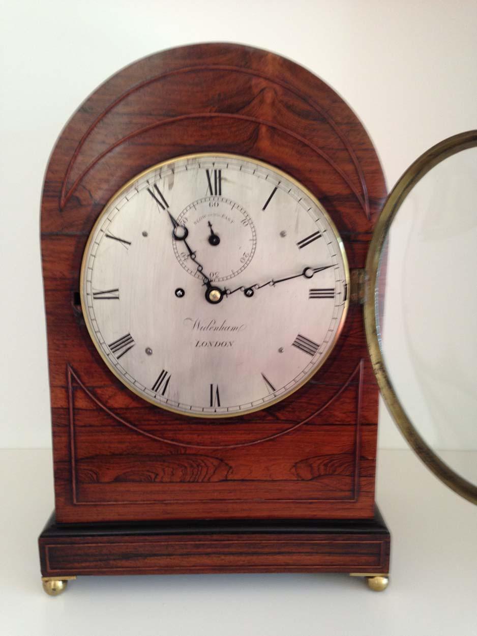 Britannique Horloge à support en bois de rose de style Régence Richard Widenham, Londres, vers 1830 en vente