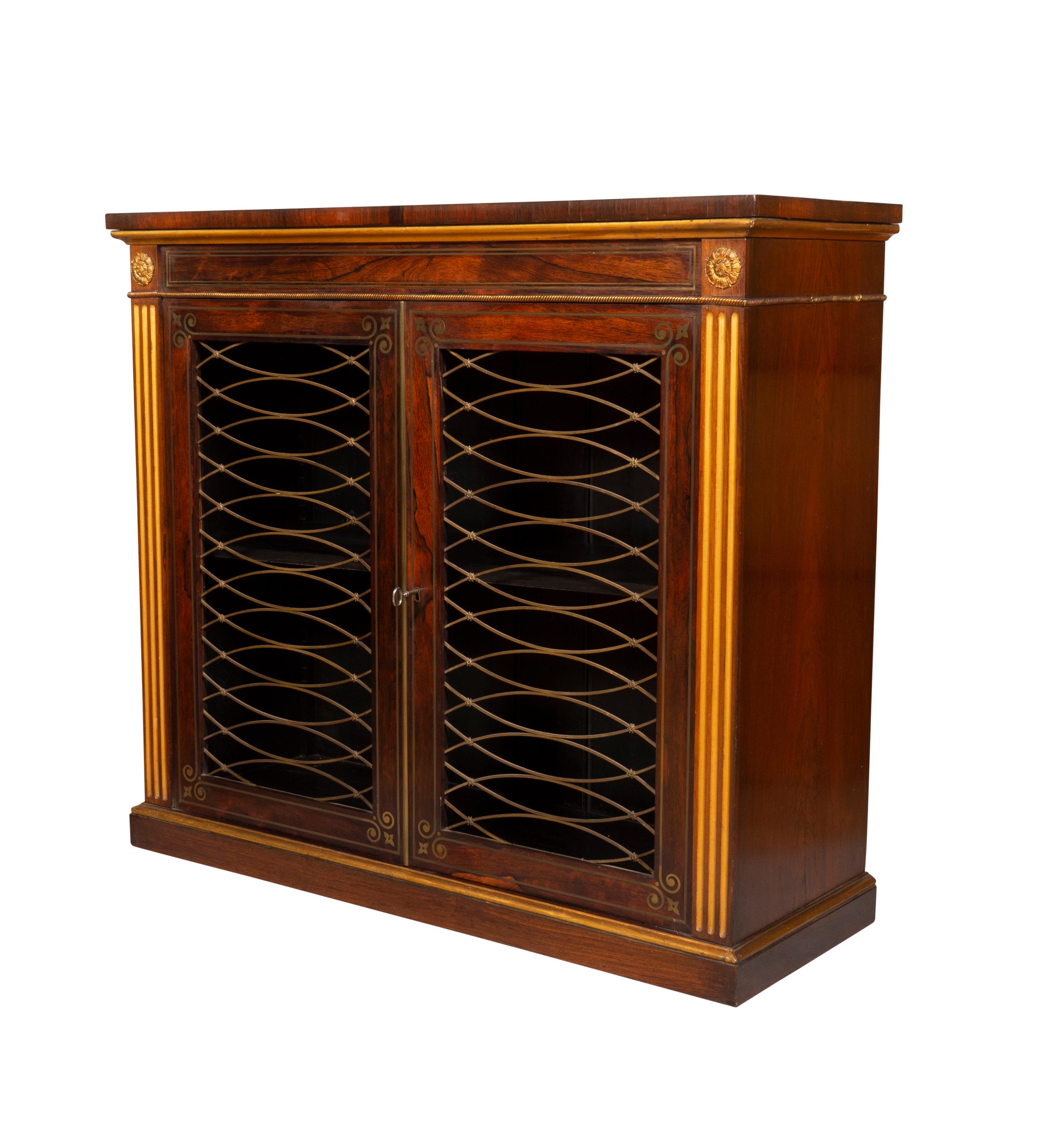 Credenza Regency in palissandro intarsiato in ottone e dorato In condizioni buone in vendita a Essex, MA