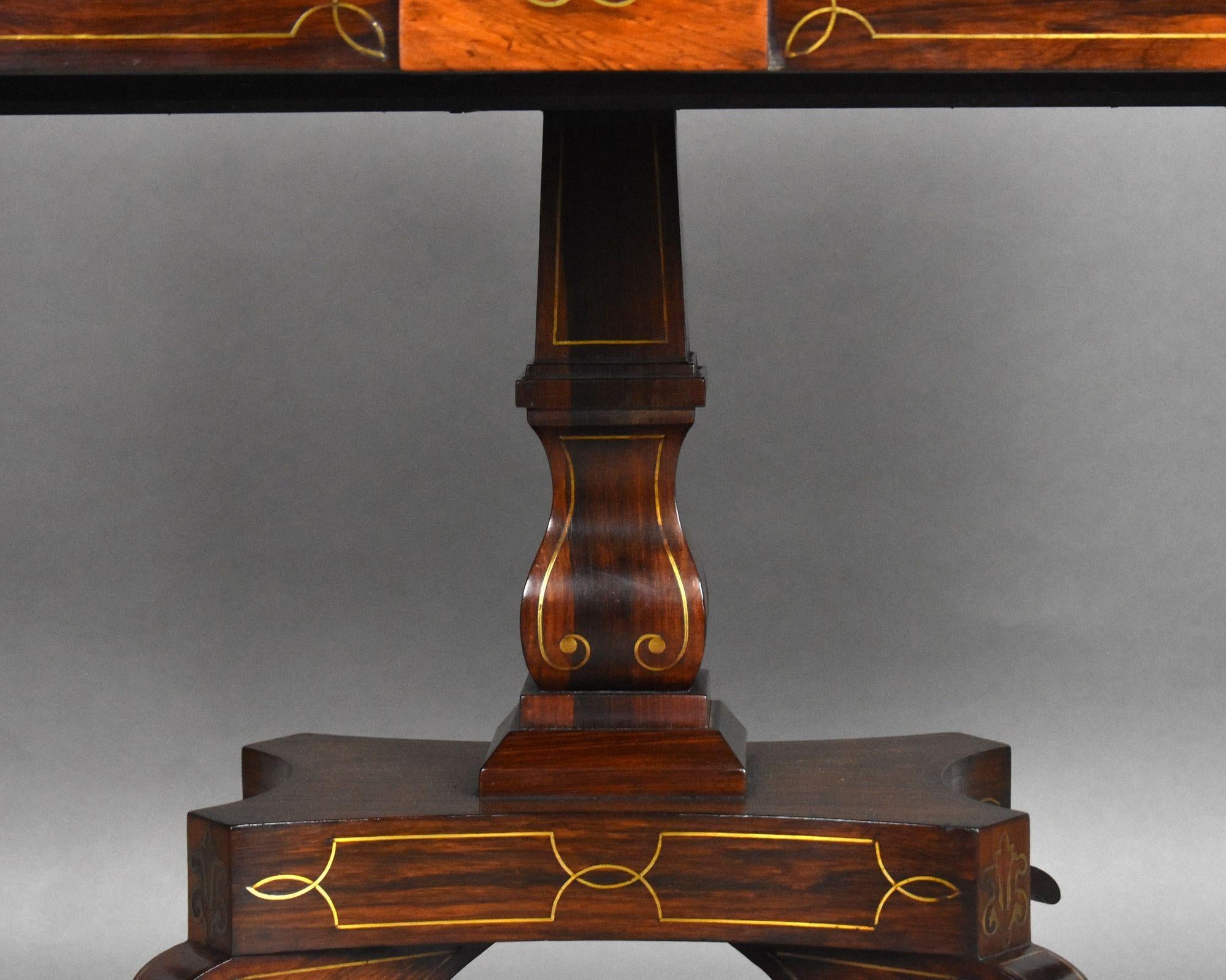 Table de salon Regency en bois de rose incrusté de laiton en vente 5