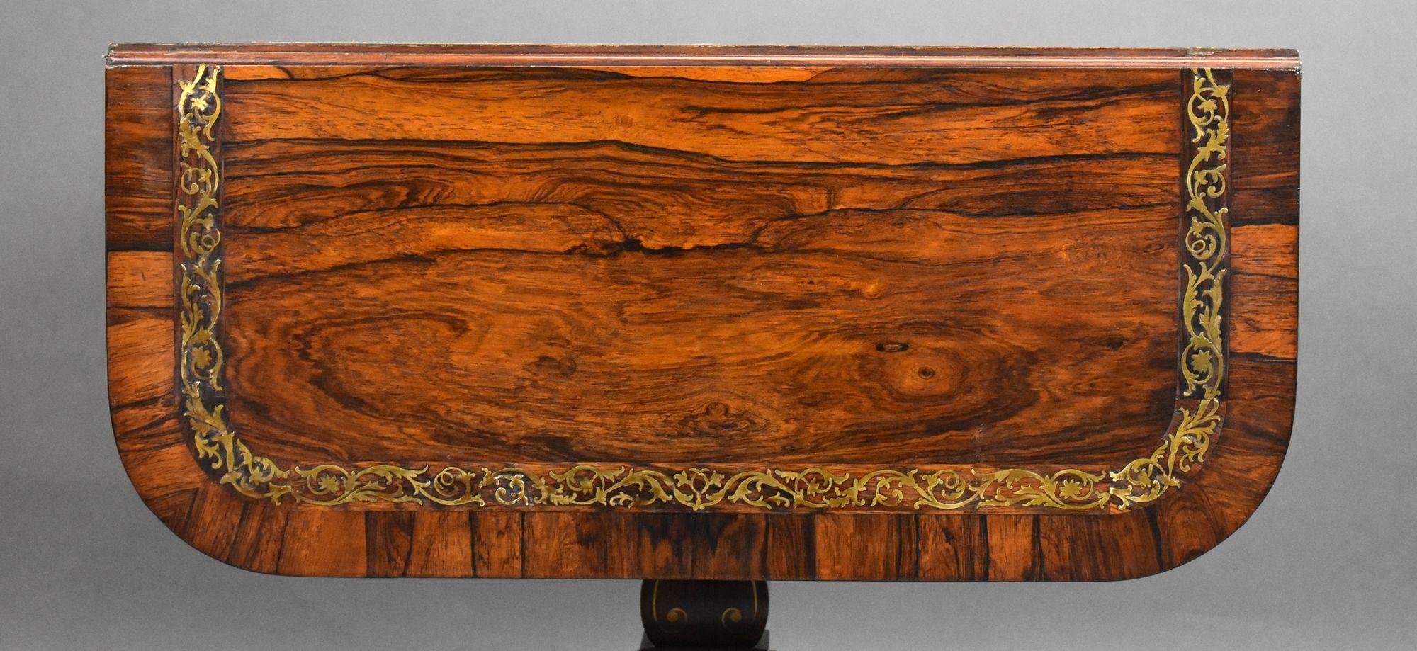 Table de salon Regency en bois de rose incrusté de laiton en vente 9