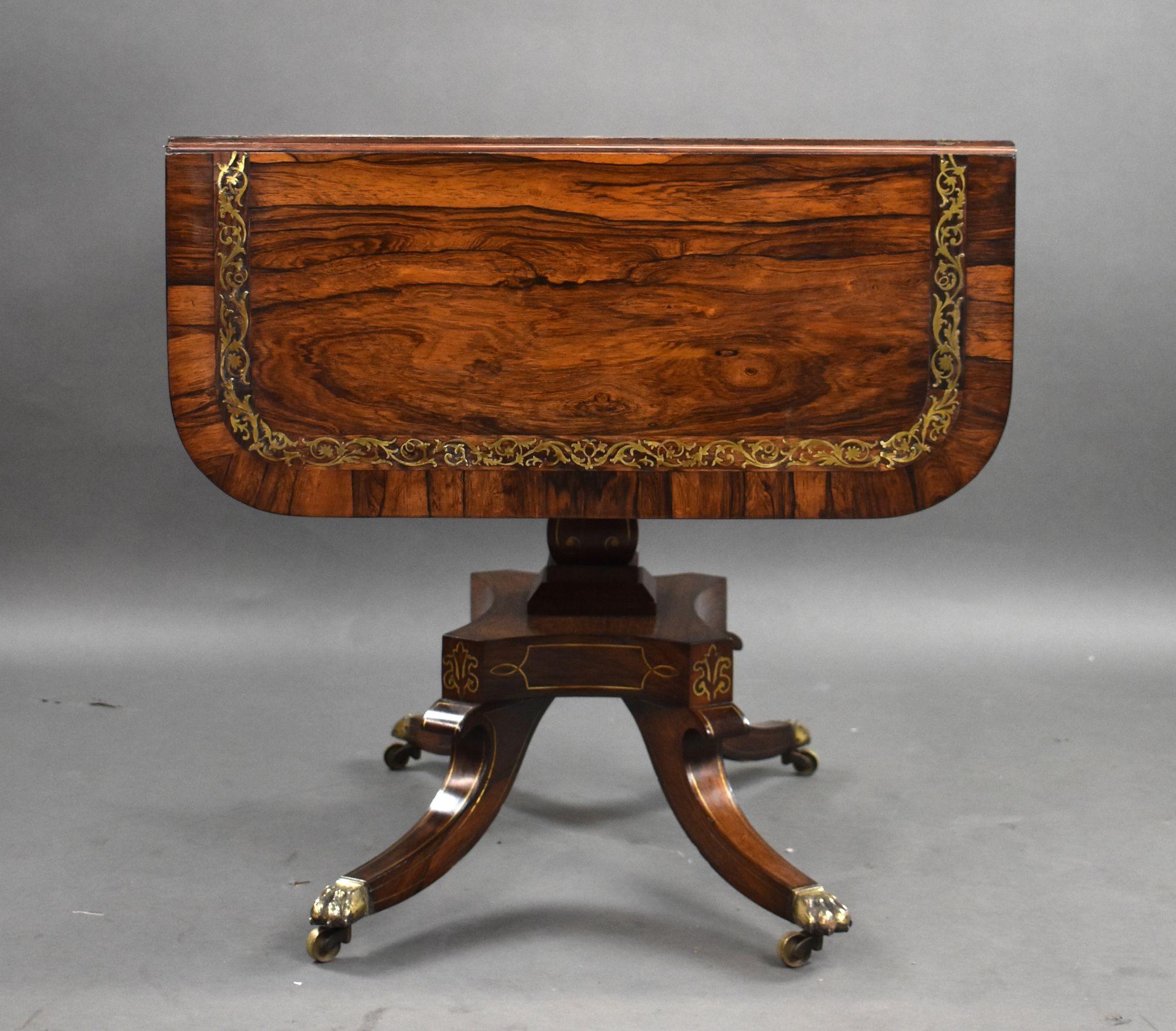 Anglais Table de salon Regency en bois de rose incrusté de laiton en vente