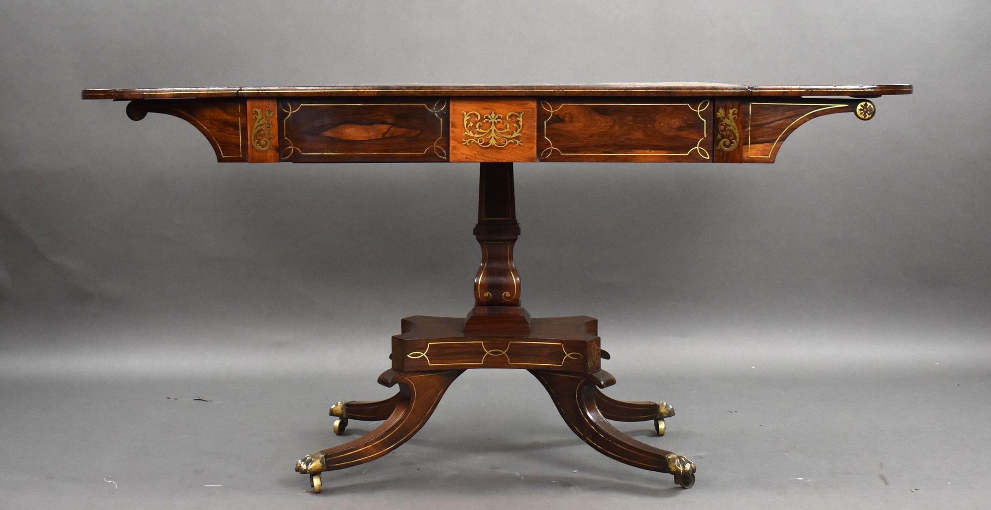 Bois de rose Table de salon Regency en bois de rose incrusté de laiton en vente
