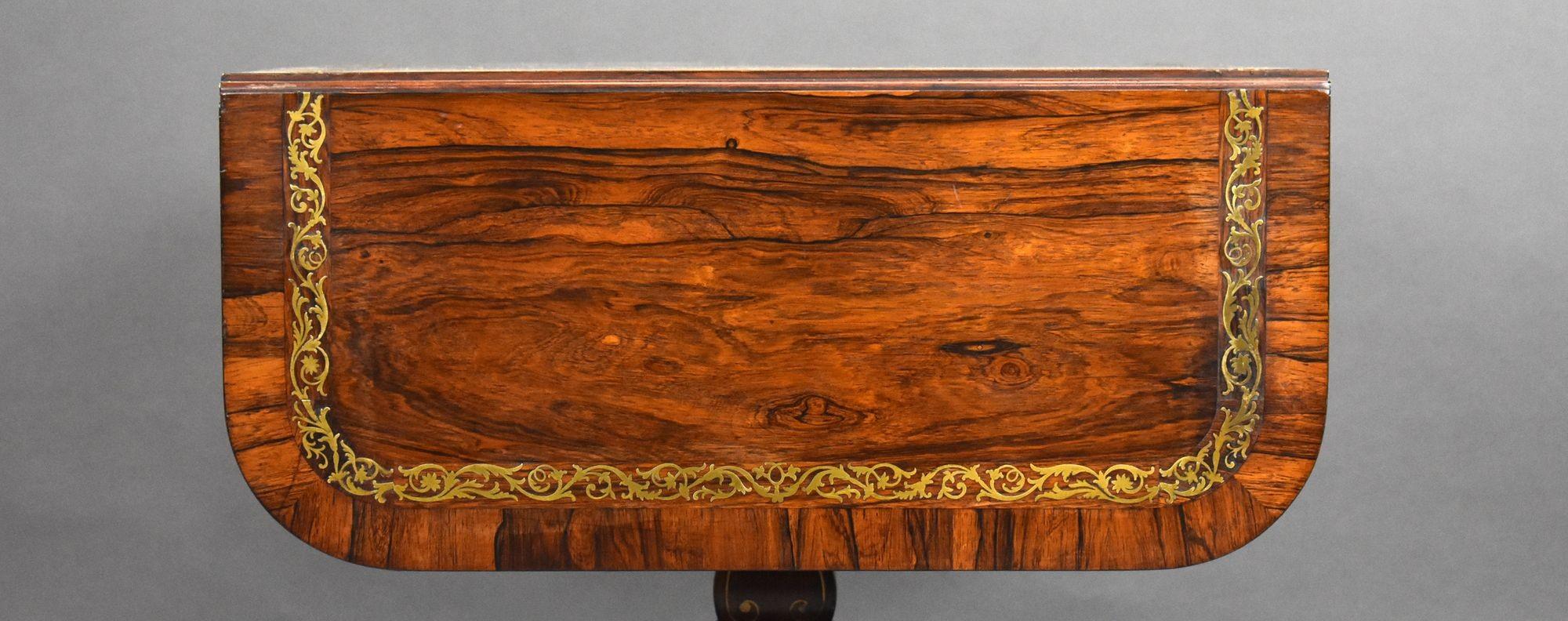 Table de salon Regency en bois de rose incrusté de laiton en vente 2