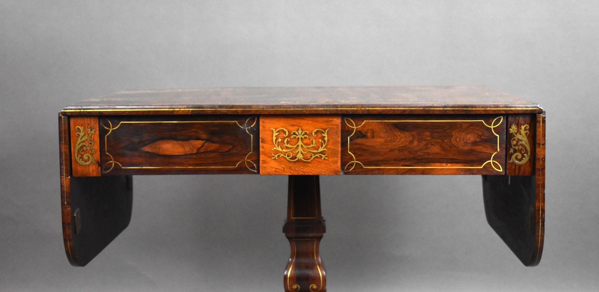 Table de salon Regency en bois de rose incrusté de laiton en vente 3