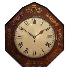 Horloge murale de style Régence en bois de rose incrusté de laiton