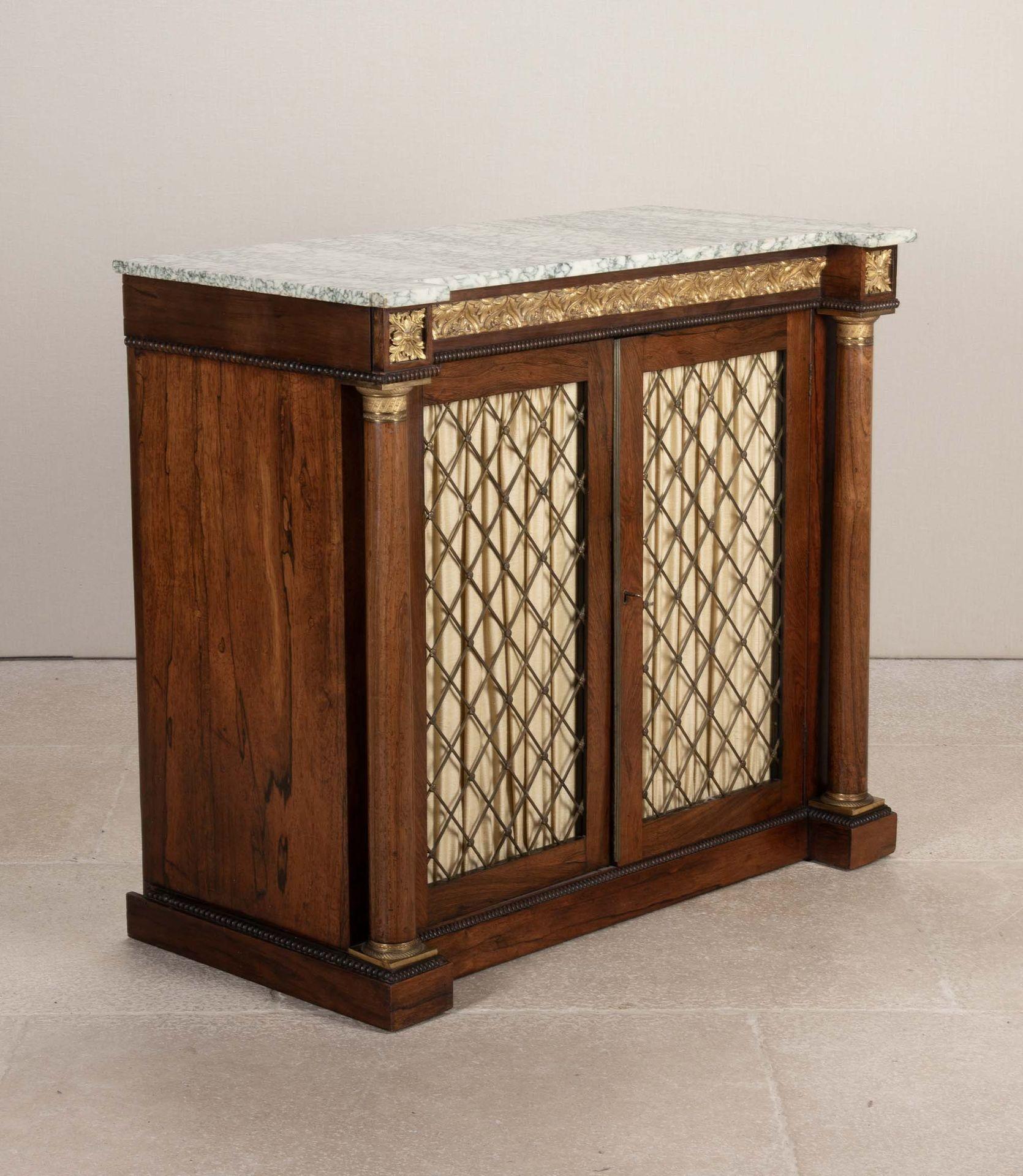 Mobile Regency in palissandro con bronzo e legno dorato intagliato.
Bellissime decorazioni in bronzo dorato e un insolito piano in marmo verde e bianco. Al di sotto ci sono fiori, foglie e petali in bronzo dorato intricatamente intagliati. Al di