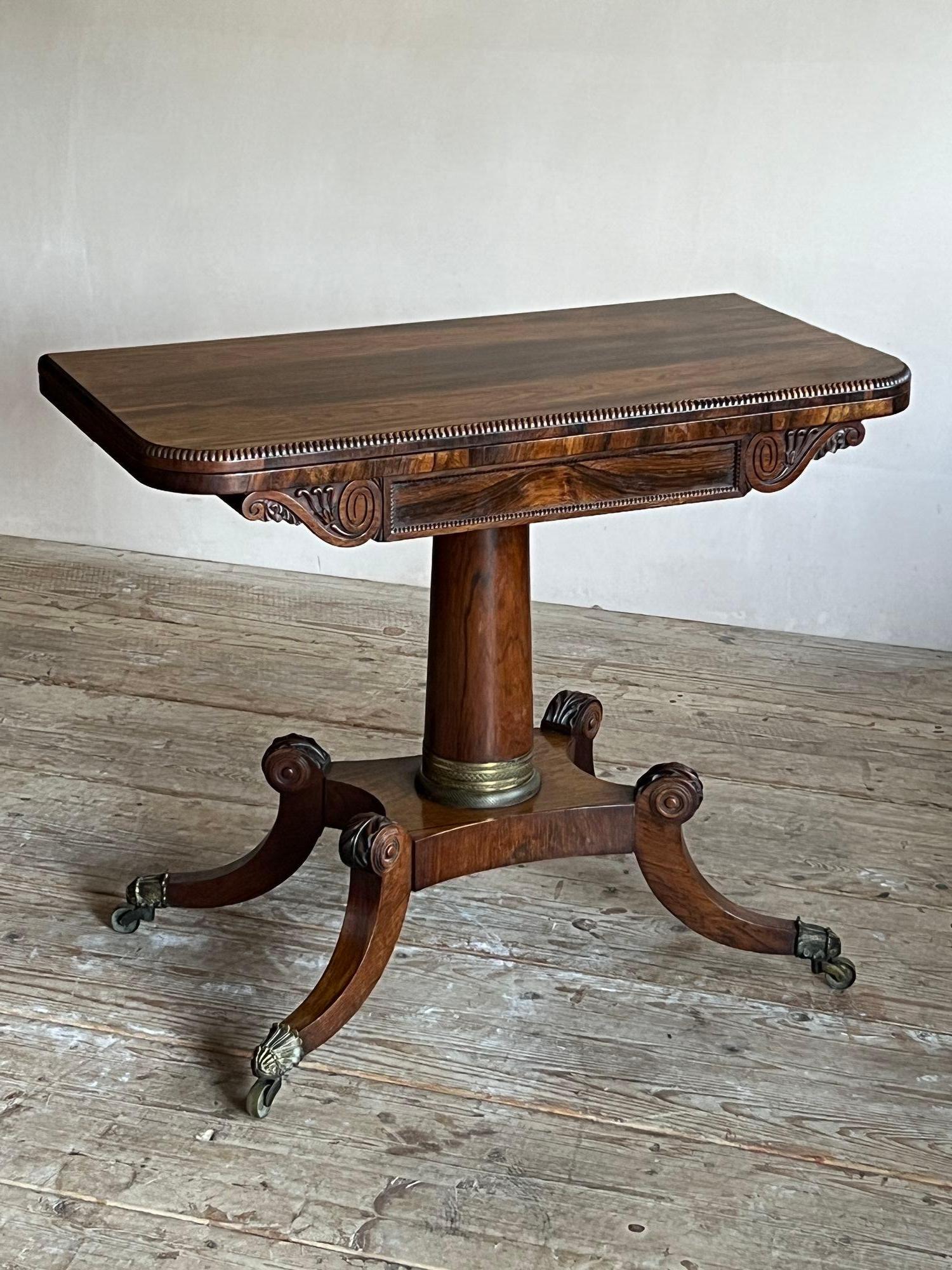 Début du XIXe siècle Table de jeu ou table à cartes Regency en bois de rose en vente