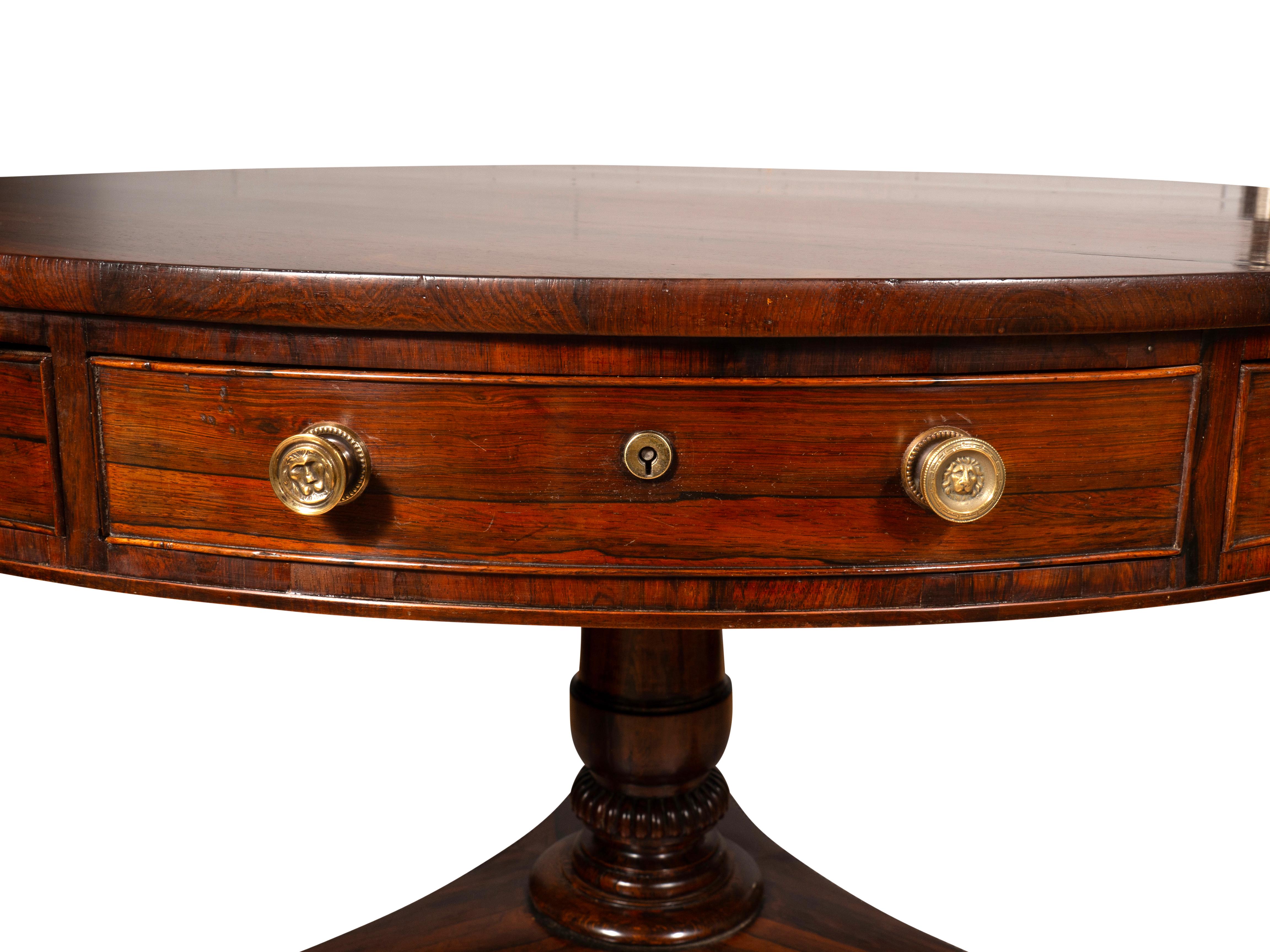 Laiton Table centrale Regency en bois de rose en vente