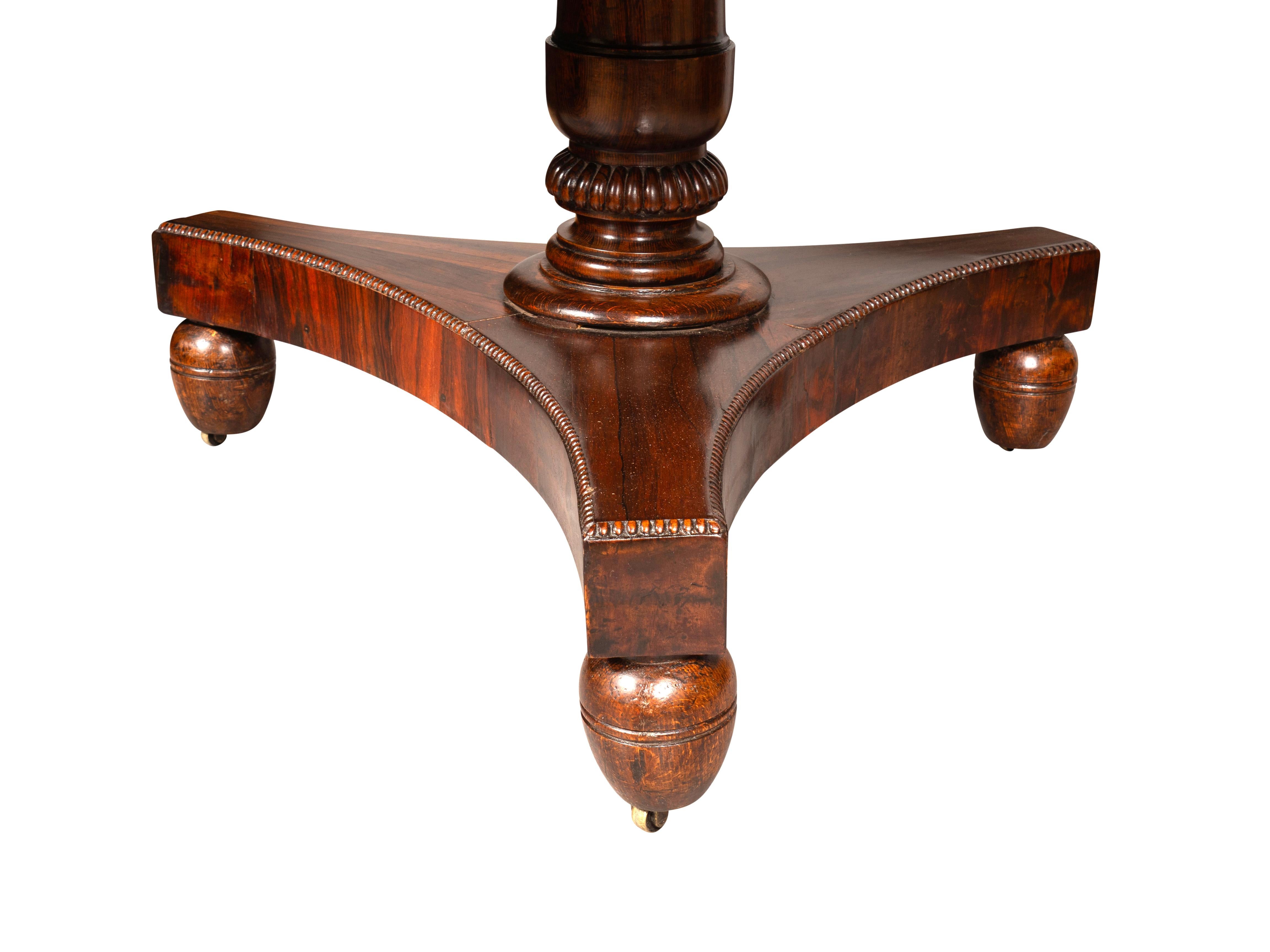 Table centrale Regency en bois de rose en vente 2