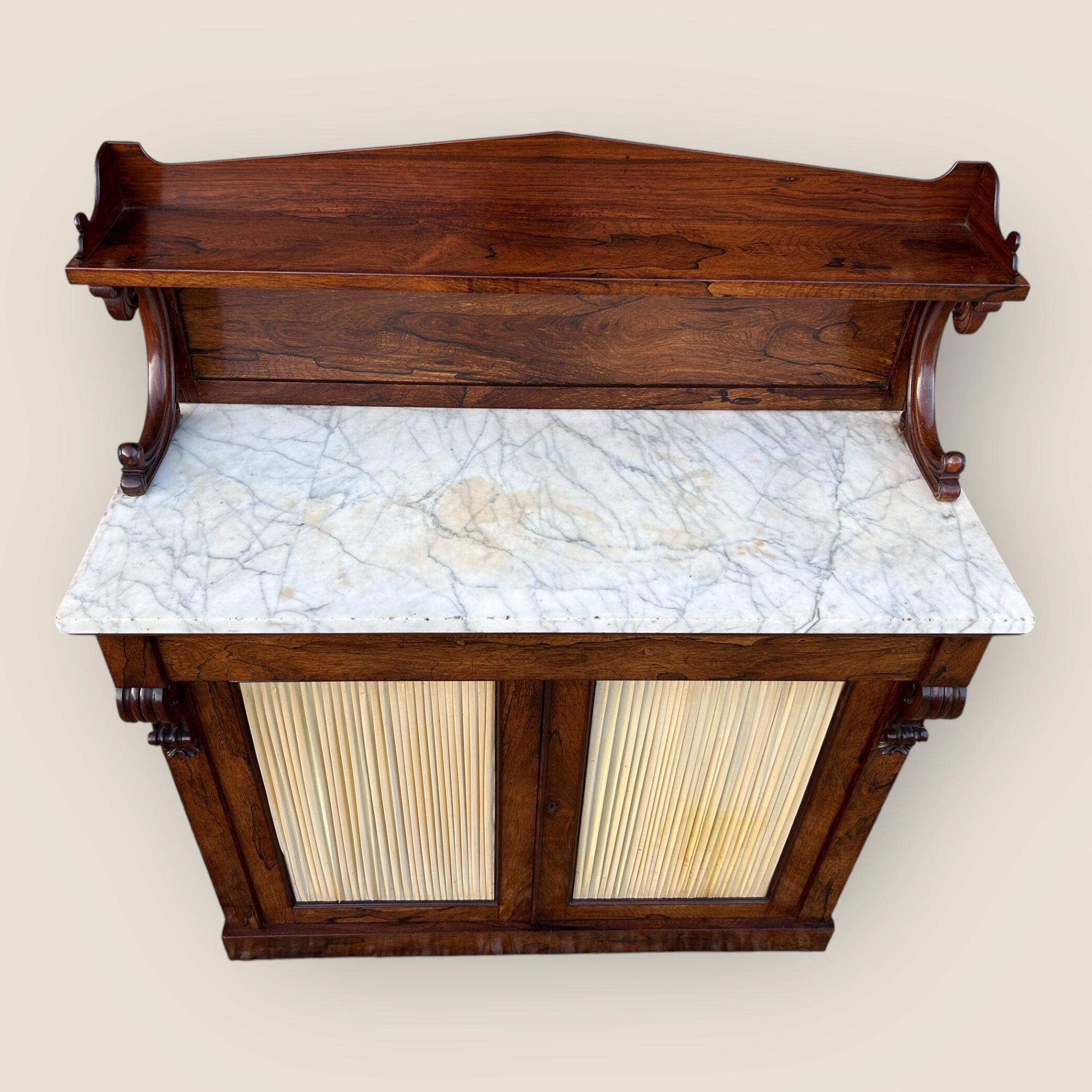 Intagliato Chiffoniere Regency in palissandro in vendita